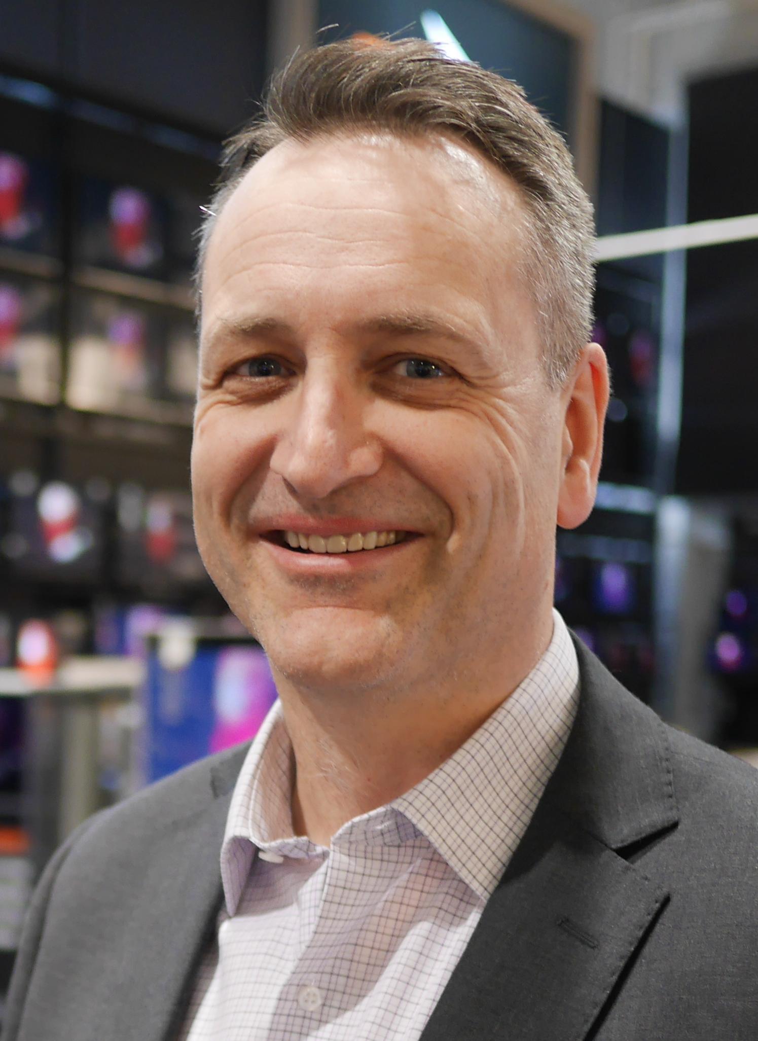 Direktør Jan Røsholm i Stiftelsen Elektronikkbransjen konstaterer at nordmenn kjøper stadig større TV-er.