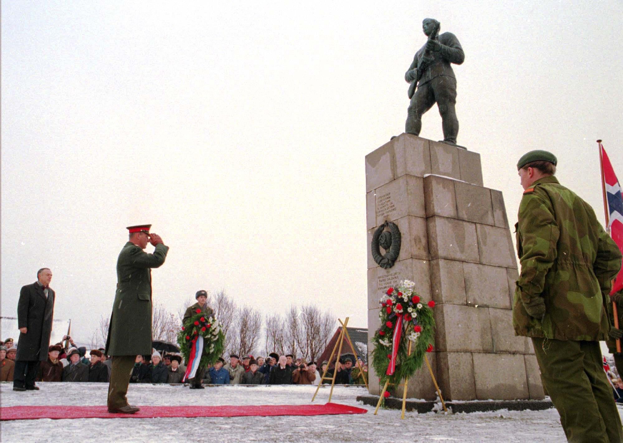 Frigjøringsjubileet 1994-95, 50 år siden frigjøringen av Finnmark. Kong Harald bekranser Røde Armé-monumentet i Kirkenes. Til venstre for kongen står den russiske utenriksminister Andrej Kosyrev.