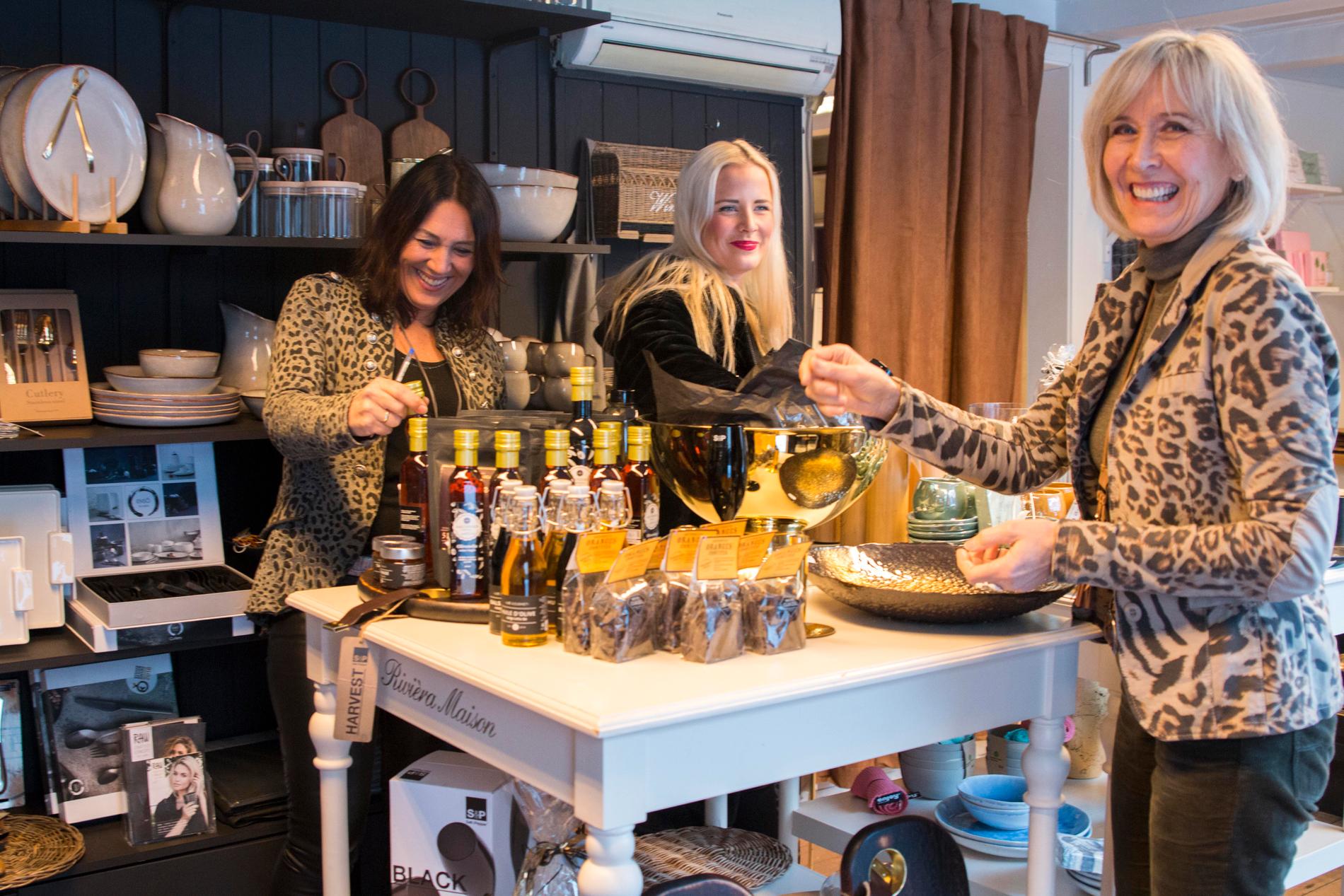 Daglig leder Tone Olsen Nor (f.v.), butikkansatt Ida Linnerud Pettersen og prosjektleder Klara Sløgedal. Butikken har 2,5 lønna stillinger, men alle jobber mye frivillig.