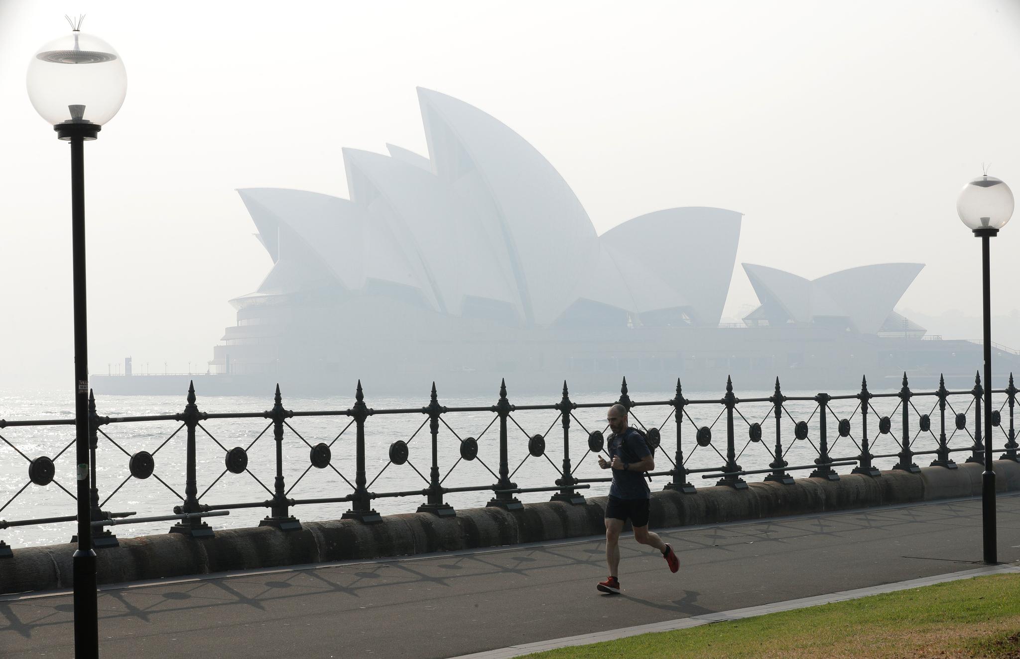 Tykk røyk ligger over Sydney grunnet de mange brannene som herjer i delstaten New South Wales. Bilde tatt 21. desember.