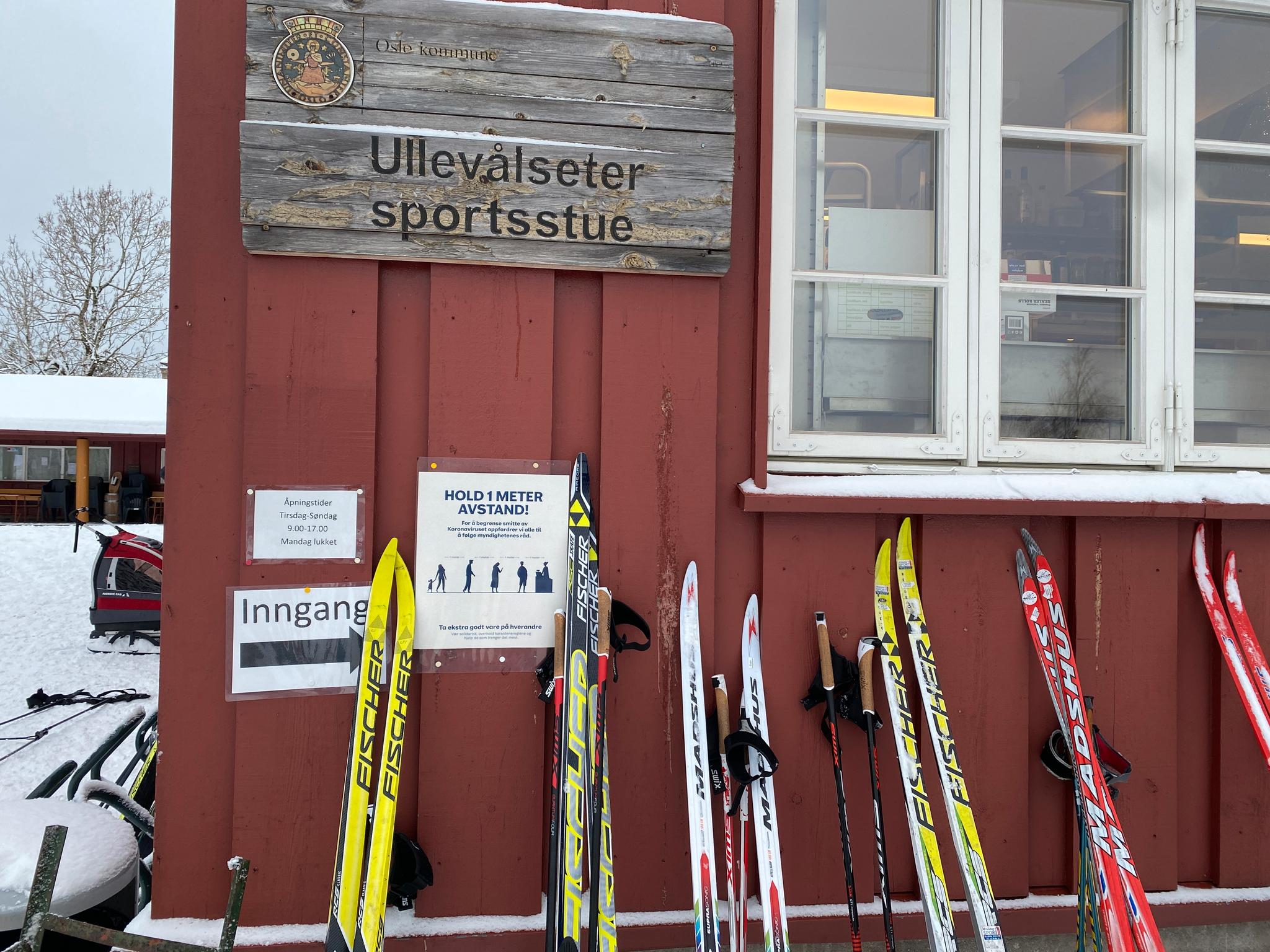 Det er en stund siden man kunne sette skiene mot markastue-veggen i Nordmarka. Ullevålseter hadde bra besøk lørdag.