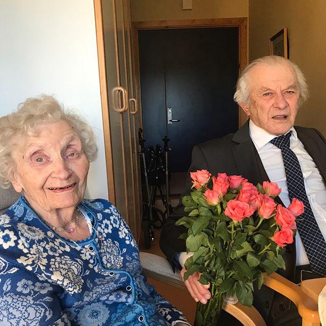Desse to har vore gift i 65 år. Vi feira med kake på rommet der mamma bur. Foto: rosaroserihagen