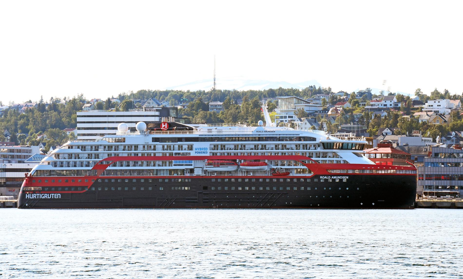 Skipet ligger ved kai i Tromsø. 