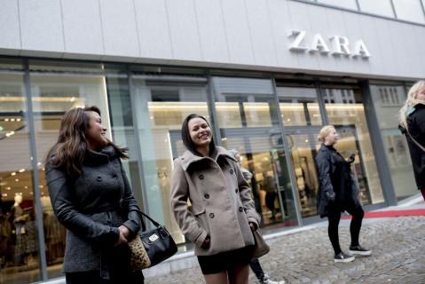FØRST: Hilde Pettersen (til venstre) og Melissa Goa er blant de første inne på Zara.