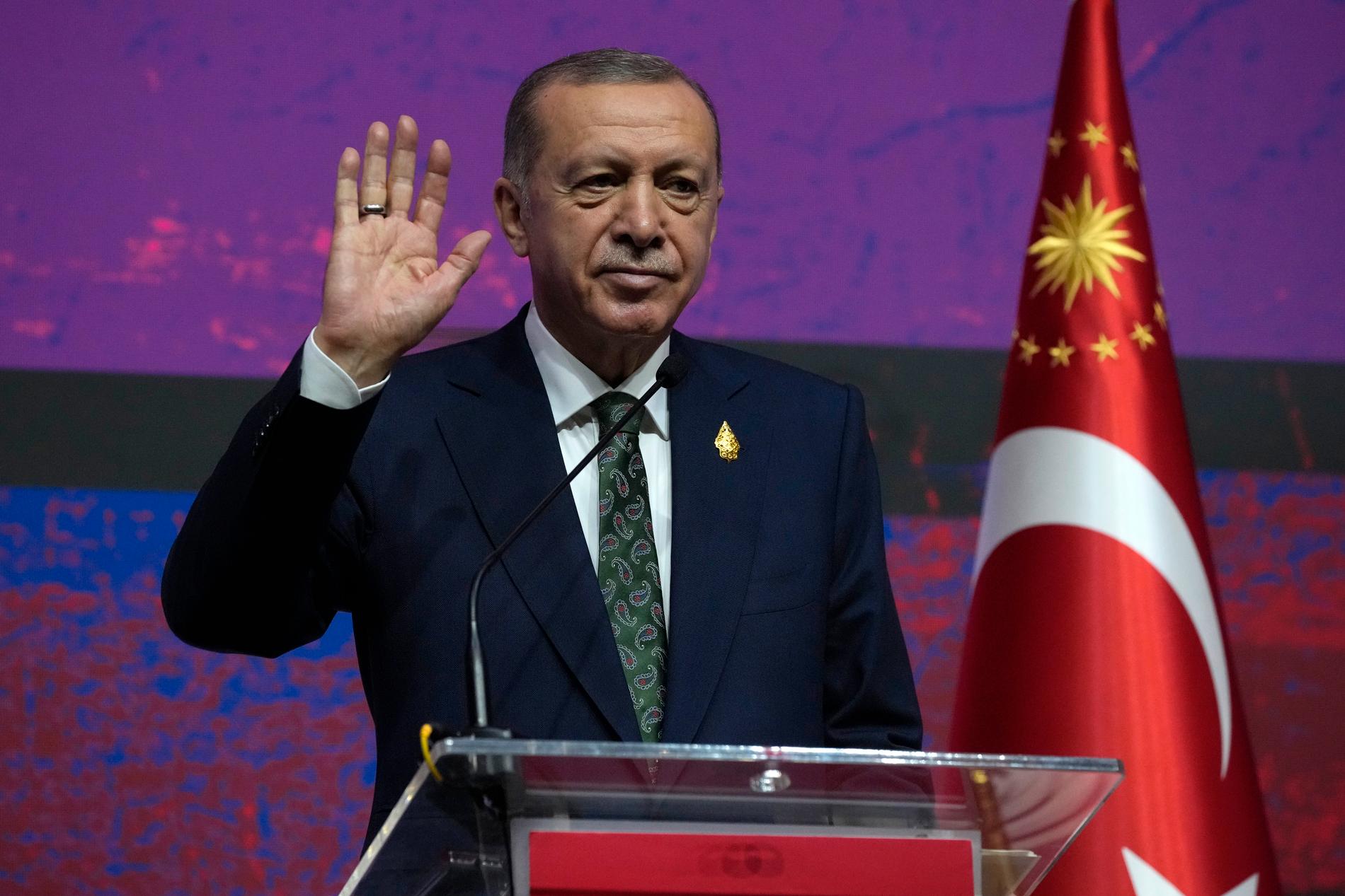 President Recep Tayyip Erdogan varsler en bakkeoperasjon på grensen mot Syria, men sier ikke noe konkret om når den eventuelt vil starte. 