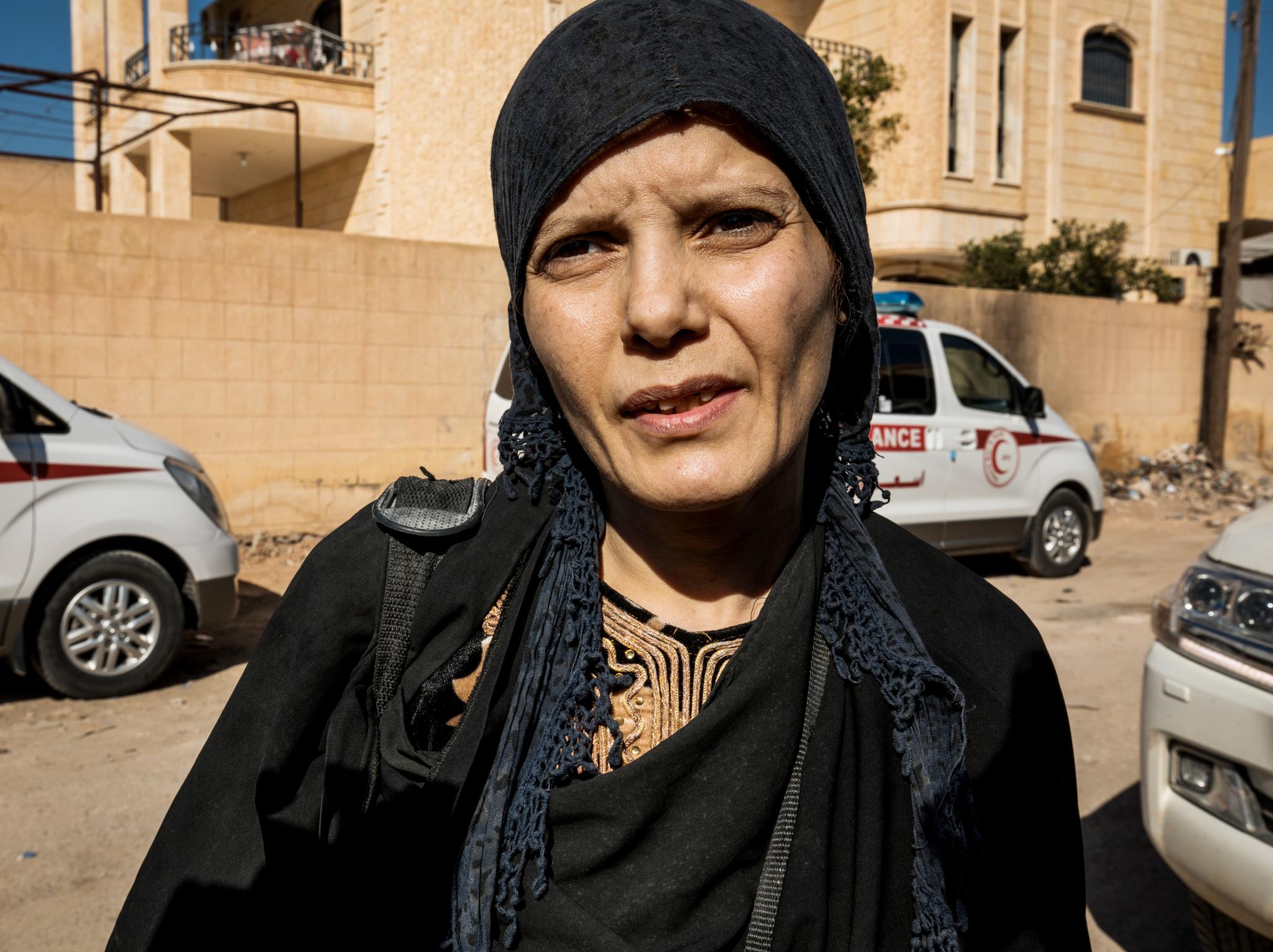 Denne kvinnen sier også hun er fra Belgia. Hun sier hun dro til Raqqa for å passe på datteren, som følte hun måtte bo i den islamske staten. Datteren fant etter hvert ut at drømmen hennes viste seg å være falsk, sier moren til Aftenposten.