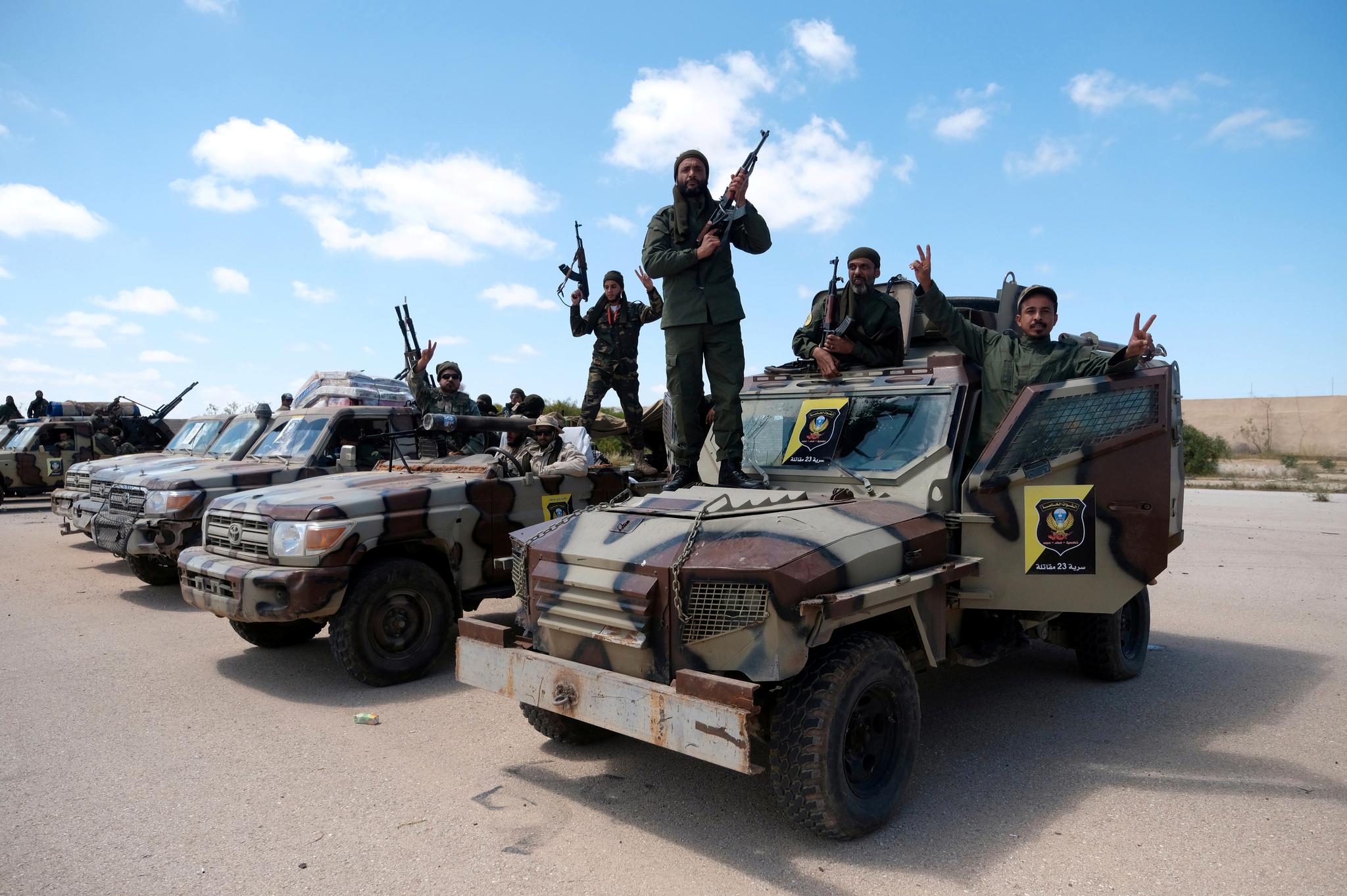 Soldater i general Khalifa Haftars milits LNA avbildet på vei ut av den østlige libyske byen Benghazi søndag, på vei til Tripoli for å slutte seg til opprørsstyrkene.