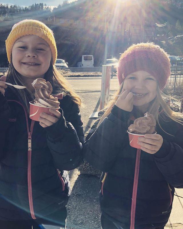 To søstre som nyter årets første is.
