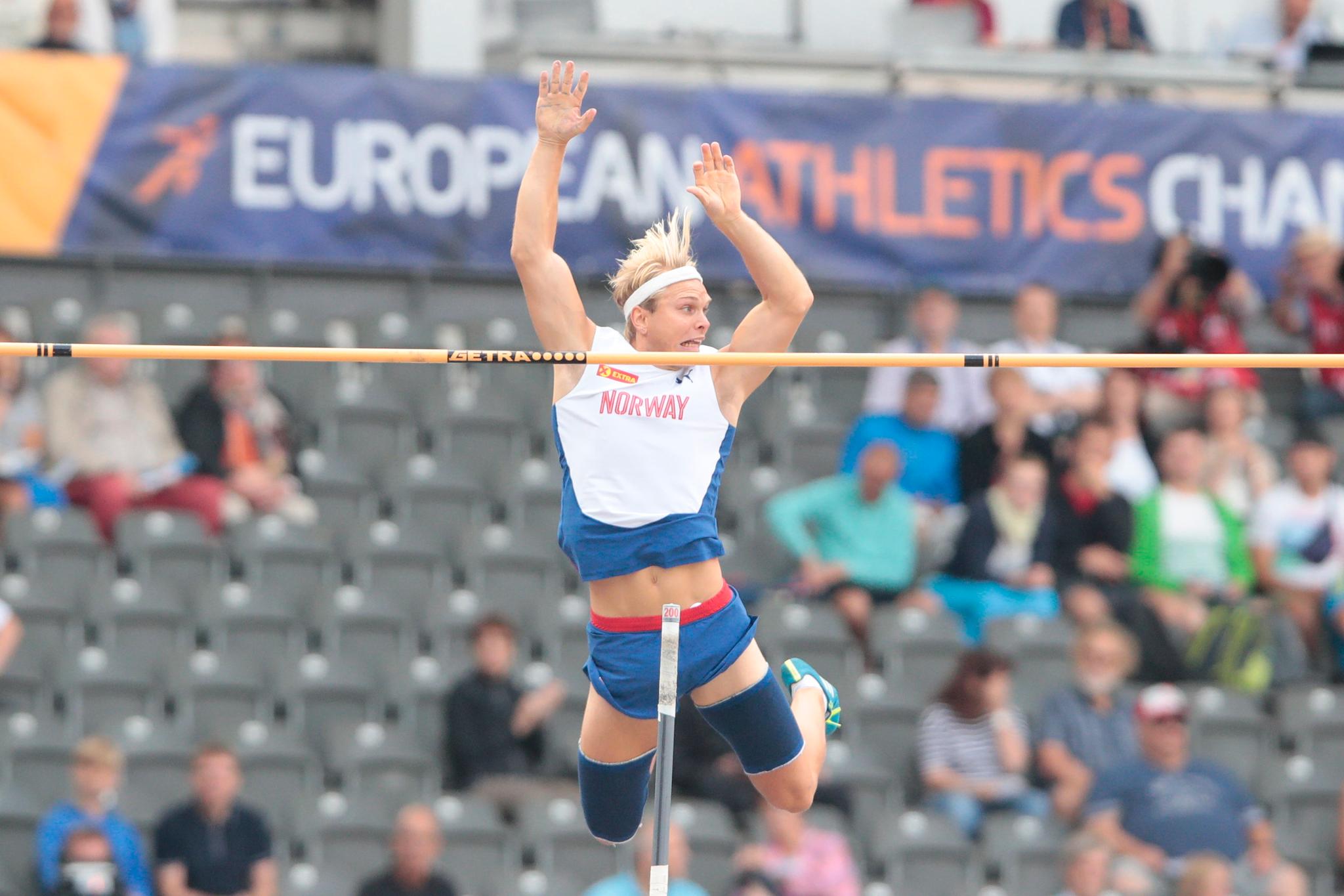 Eirik Dolve under kvalifiseringen i stav i friidretts-EM på Olympiastadion i Berlin fredag.