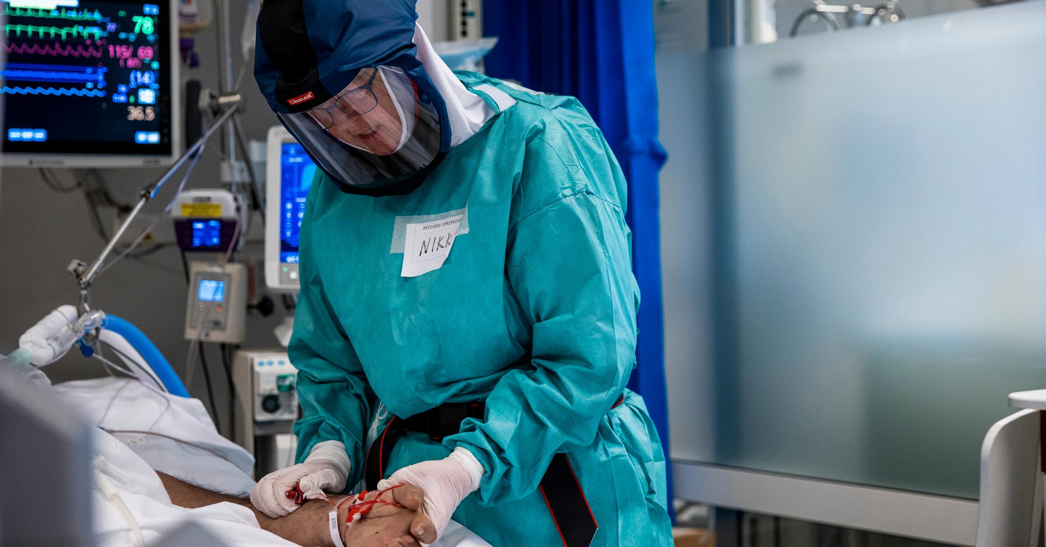 En intensivsykepleier ved Oslo universitetssykehus Rikshospitalet behandler en covid-pasient. Nå frykter mange at en ny smittebølge skal sprenge kapasiteten ved intensivavdelingene. 