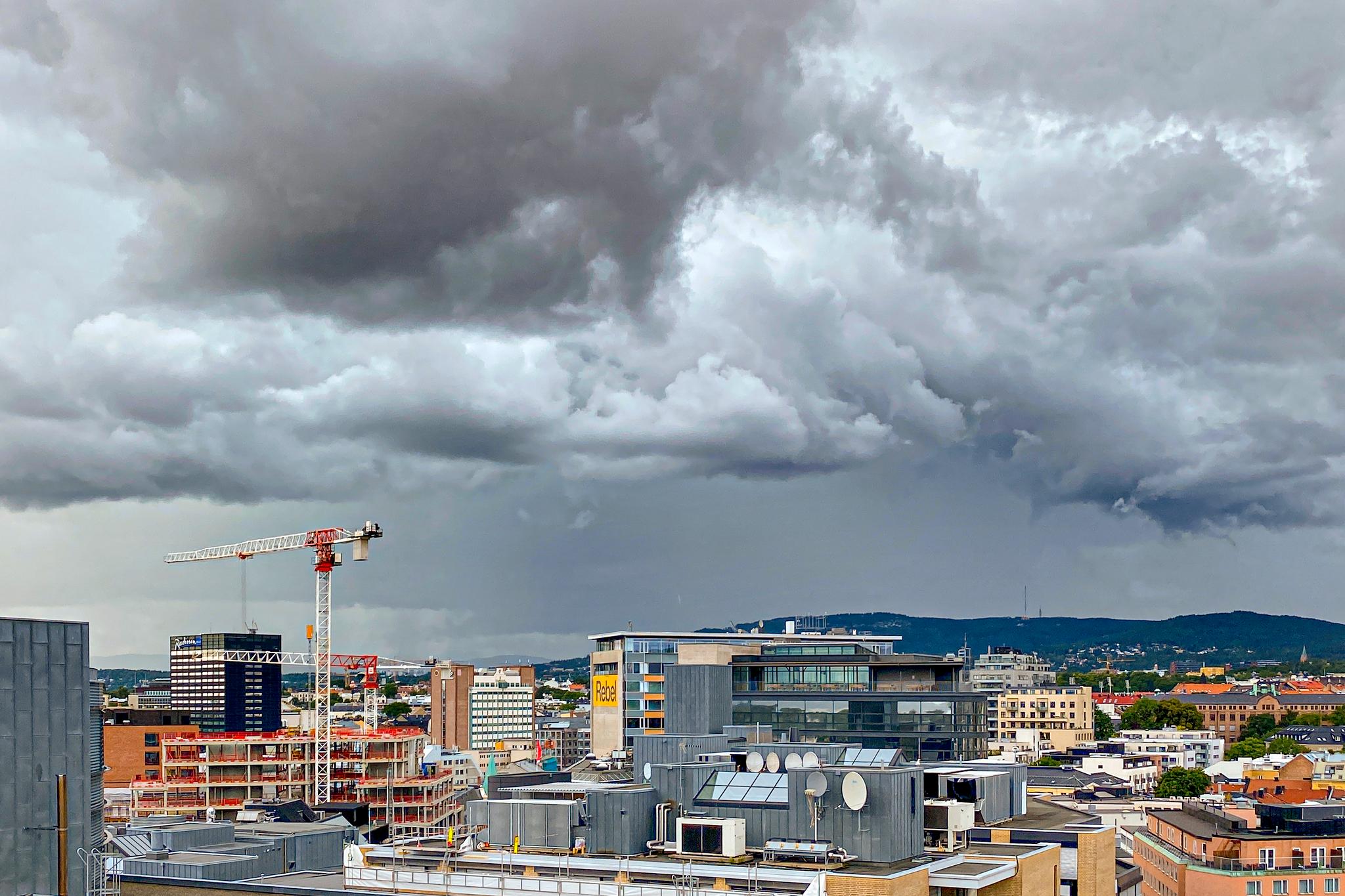 Mørke skyer nordvest for Oslo sentrum.