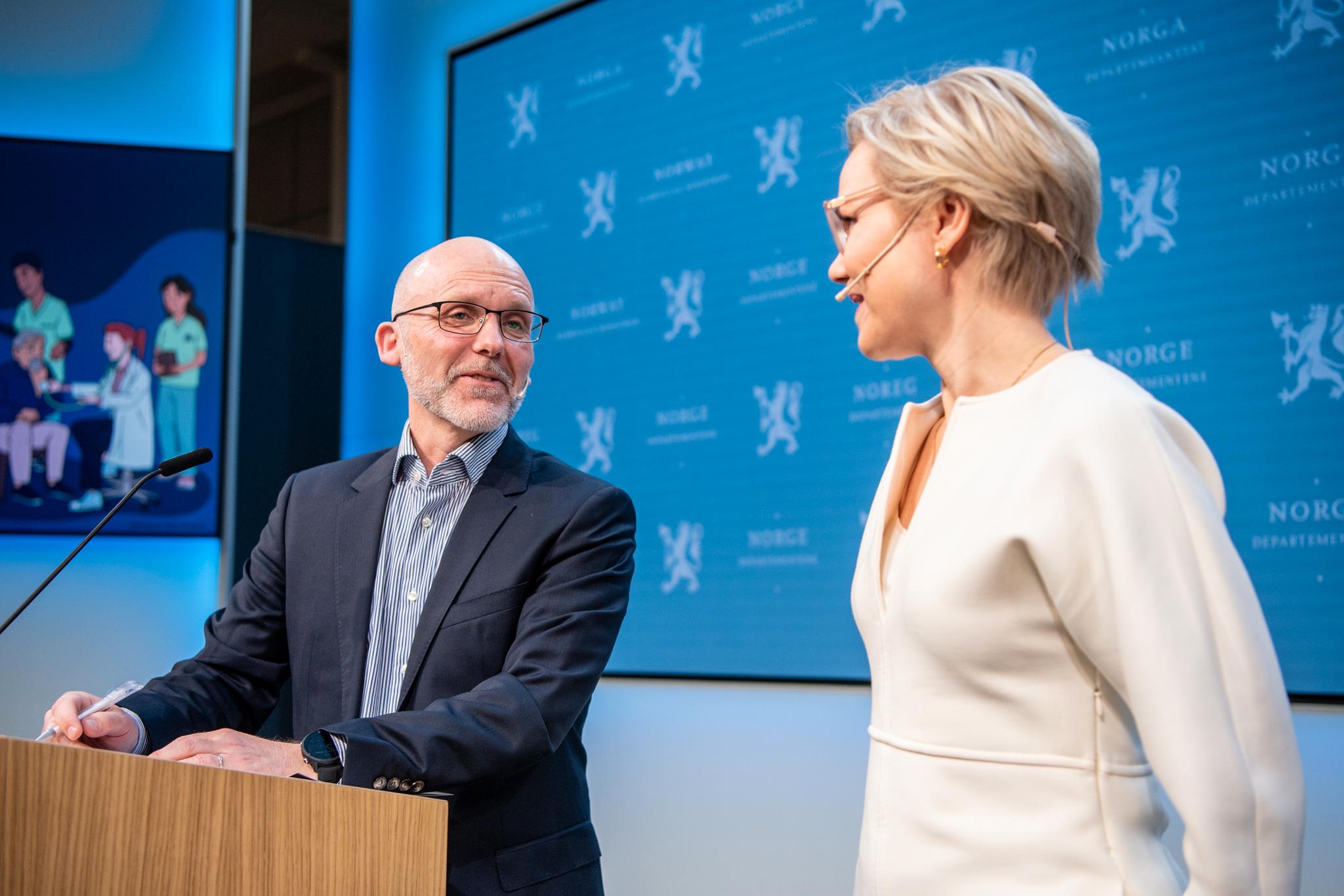 Kjetil Telle (til venstre) ledet regjeringens ekspertutvalg for allmennlegetjenesten. Utvalget leverte en rapport om fastlegeordningen til helse- og omsorgsminister Ingvild Kjerkol (Ap) 18. april.