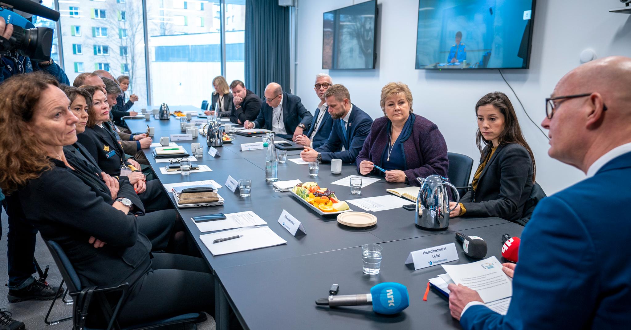 Møtet i beredskapsutvalget for biologiske hendelser 12. mars. Det var på dette møtet statsminister Erna Solberg fikk en uvanlig lapp fra helseministeren. Slik fikk hun vite at Norge skulle stenges ned noen timer senere. 
