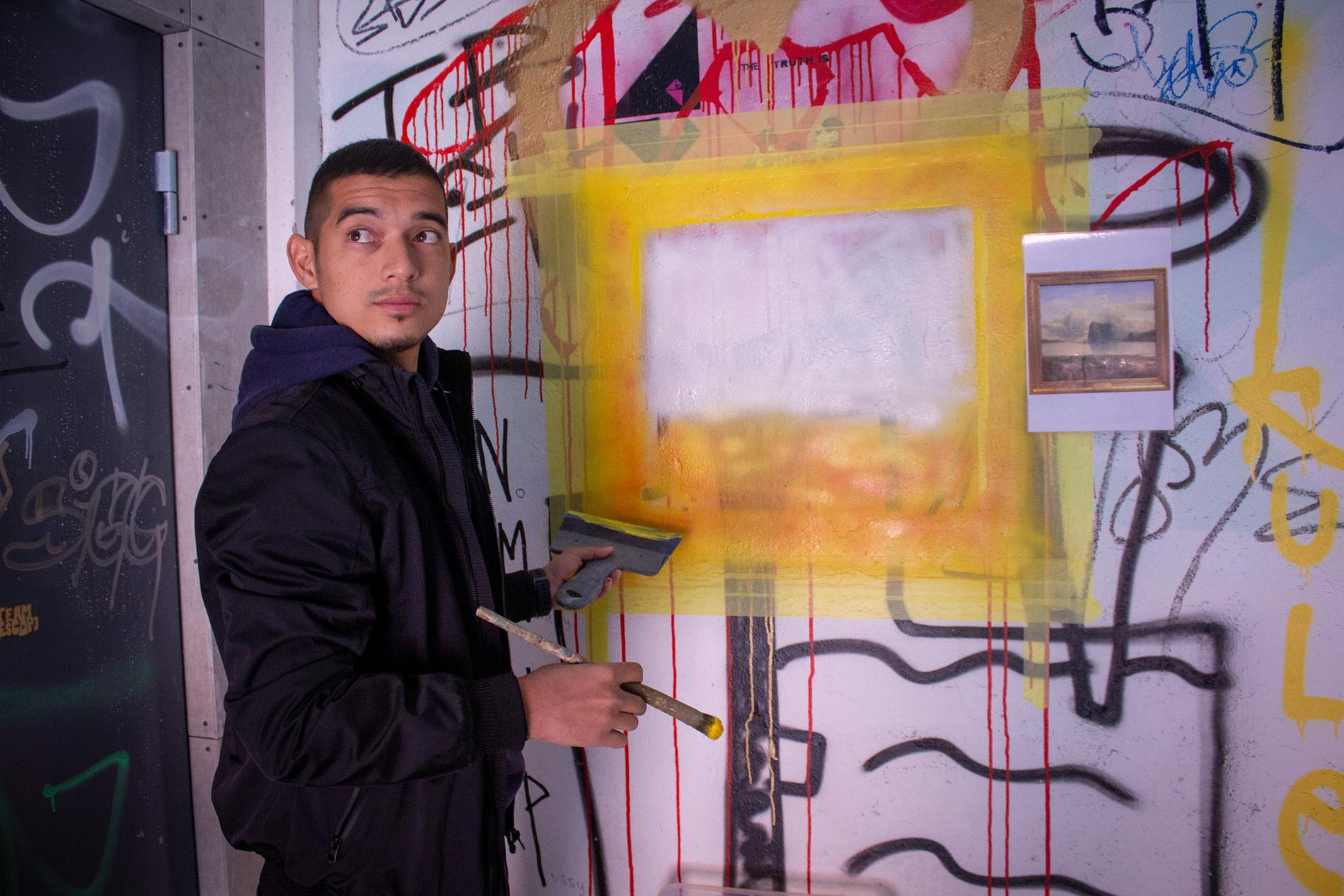 Julio tar vakre malerier ut av museet, og maler en tro kopi på vegger som er dekket av graffiti. 