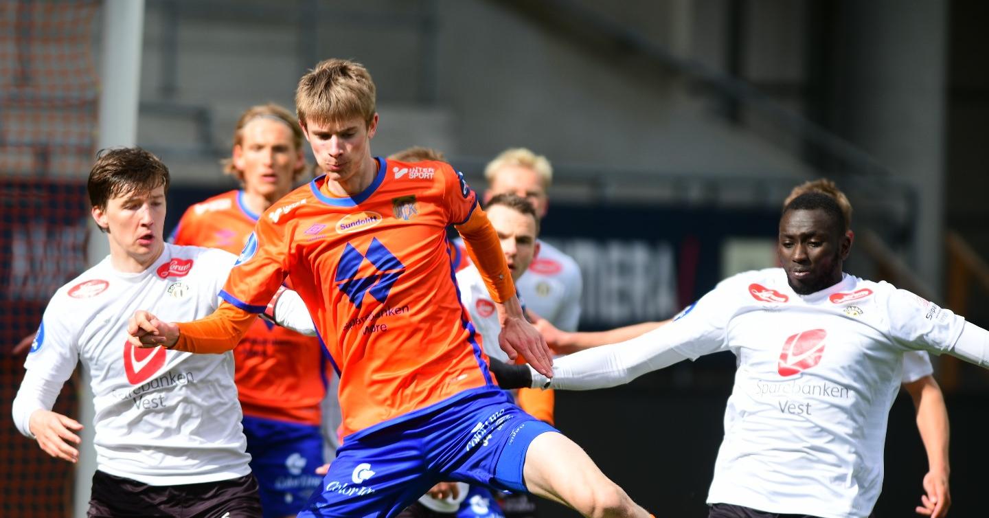 Stian Aarønes Holte spilte en solid kamp i AaFKs midtforsvar i sin første kamp for klubbens A-lag.