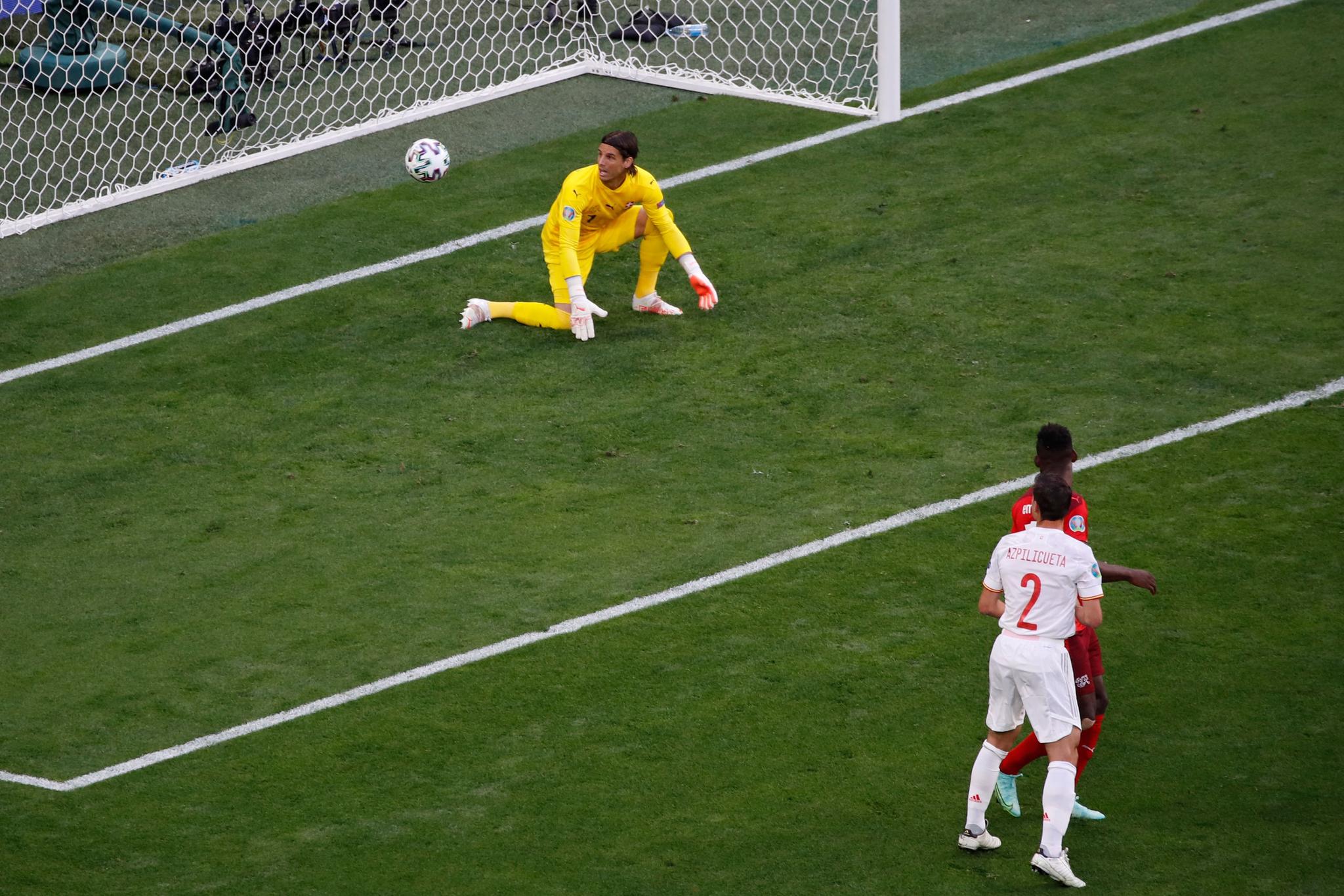 Sveits målvakt Yann Sommer ser ballen passere i kvartfinalen mot Spania.