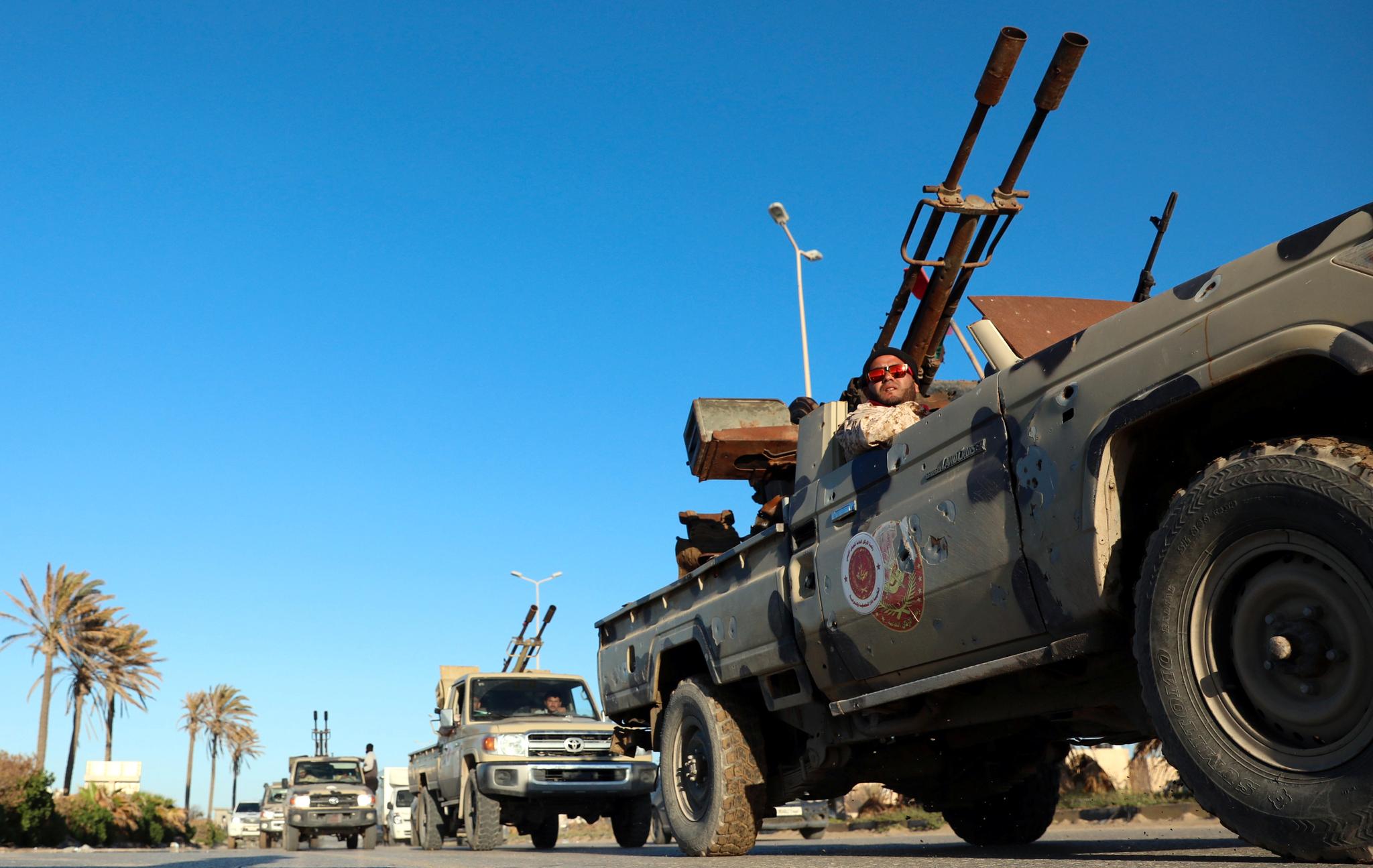 Regjeringsstøttede styrker avbildet utenfor den libyske hovedstaden lørdag ettermiddag. Søndag har de ulike partene gått til nye luftangrep mot hverandre.