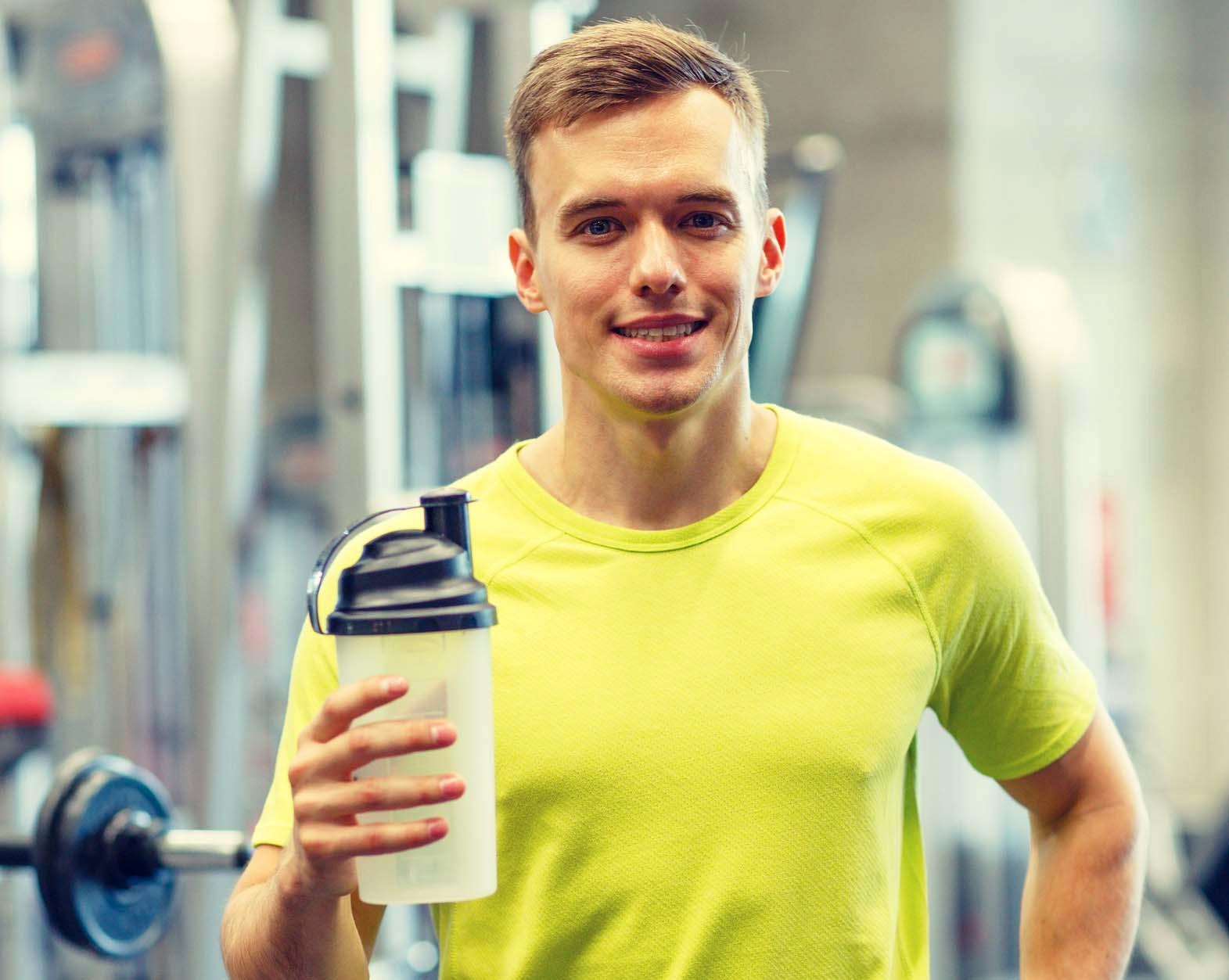 KLAR FOR SHAKE: Proteinshake er det ikke lenger bare fitness-folk som driver med. Men kan det bli for mye proteiner?