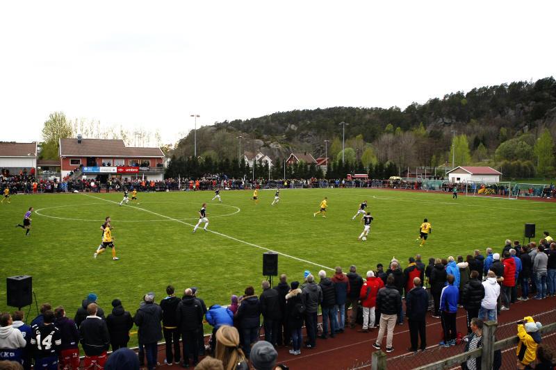 Høllen er den siste klubben fra Sørlandet som har debutert i Norgesmesterskapet. I 2014 slo klubben Randesund og Donn før Start ble for sterke i første runde. Bildet er kampen Høllen - Start. 