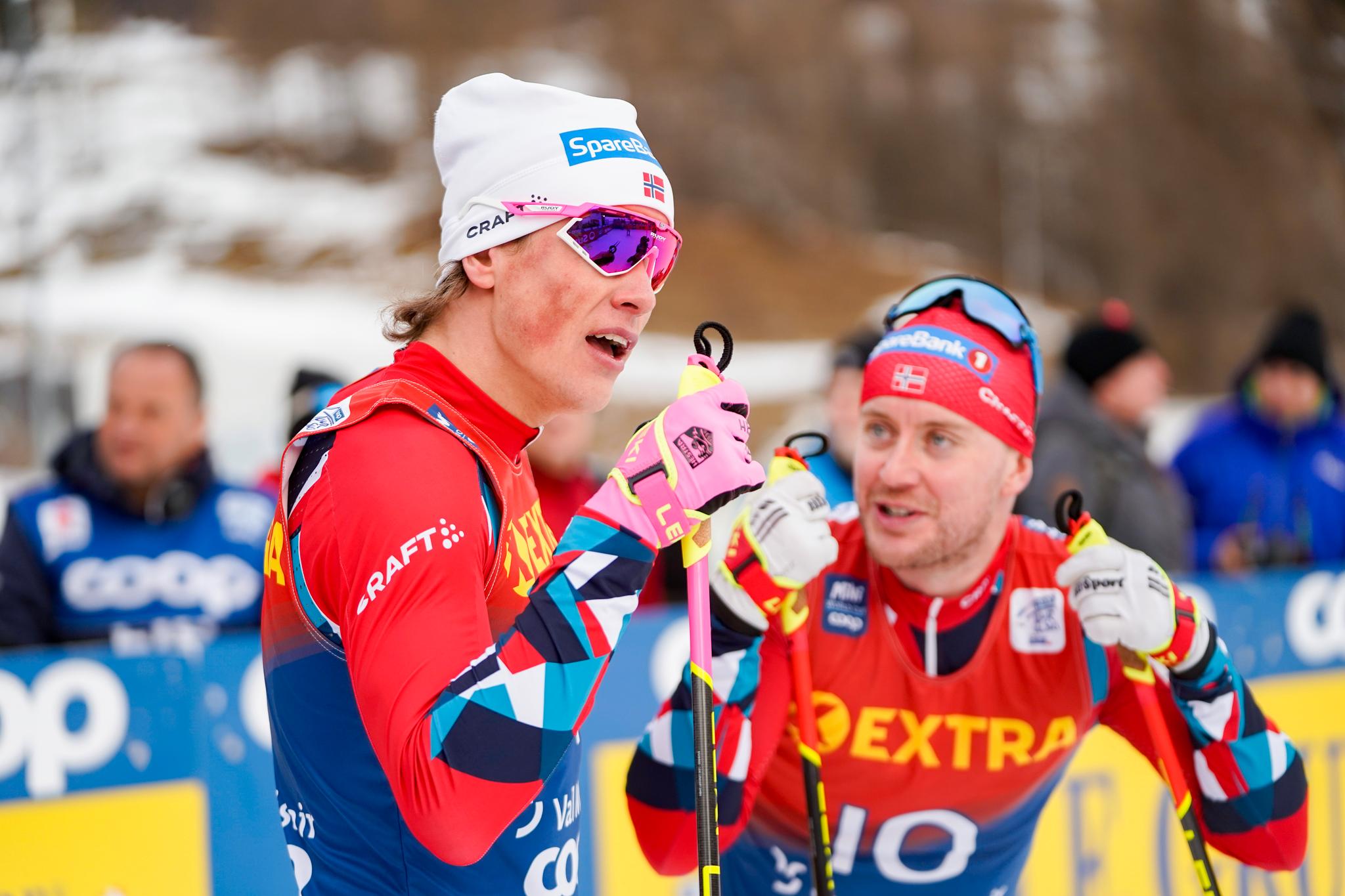 STERK NORSK DAG: Johannes Høsflot Klæbo vant, mens Sindre Bjørnestad Skar tok en sterk tredjeplass under sprinten i Val Müstair lørdag. Men etter rennet var de ikke helt enige i taktikken underveis.