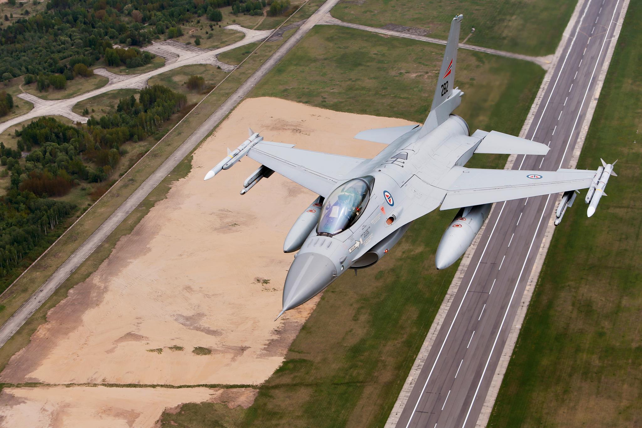 Et norsk F-16 jagerfly i Litauen i 2015. Det er slike fly Ukrainerne ønsker seg. I likhet med andre europeiske land har Norge erstattet F-16 flyene sine med F-35.