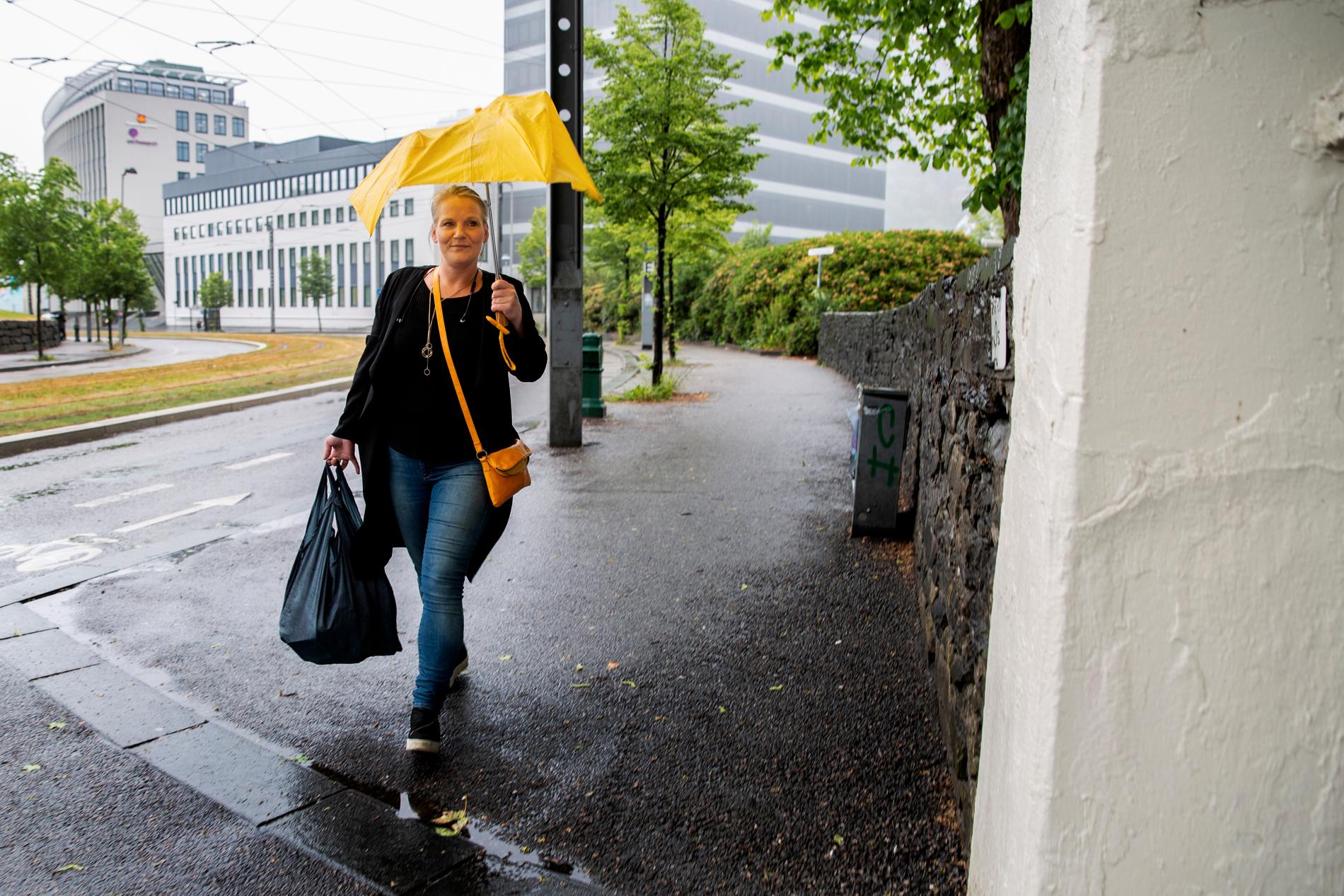 ØDELAGT: Den fargerike paraplyen til Frøydis Moberg måtte gi tapt for «høststormen». 