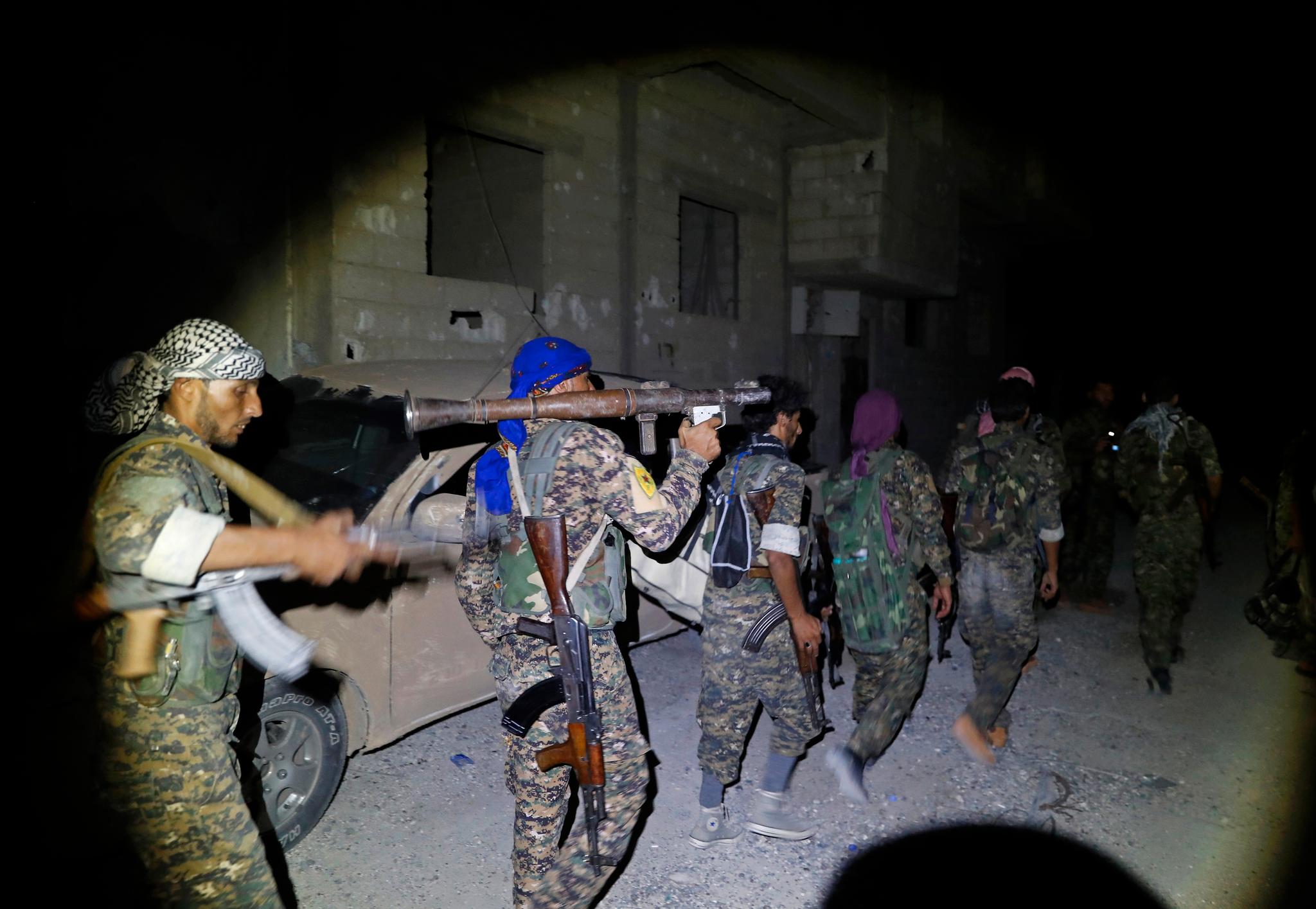 Medlemmer av SDF-militsen ute på oppdrag i nattemørket i Raqqa.