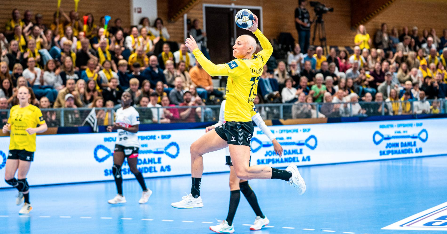 Difor spelar Sola heimekamp midt i skogen på Austlandet