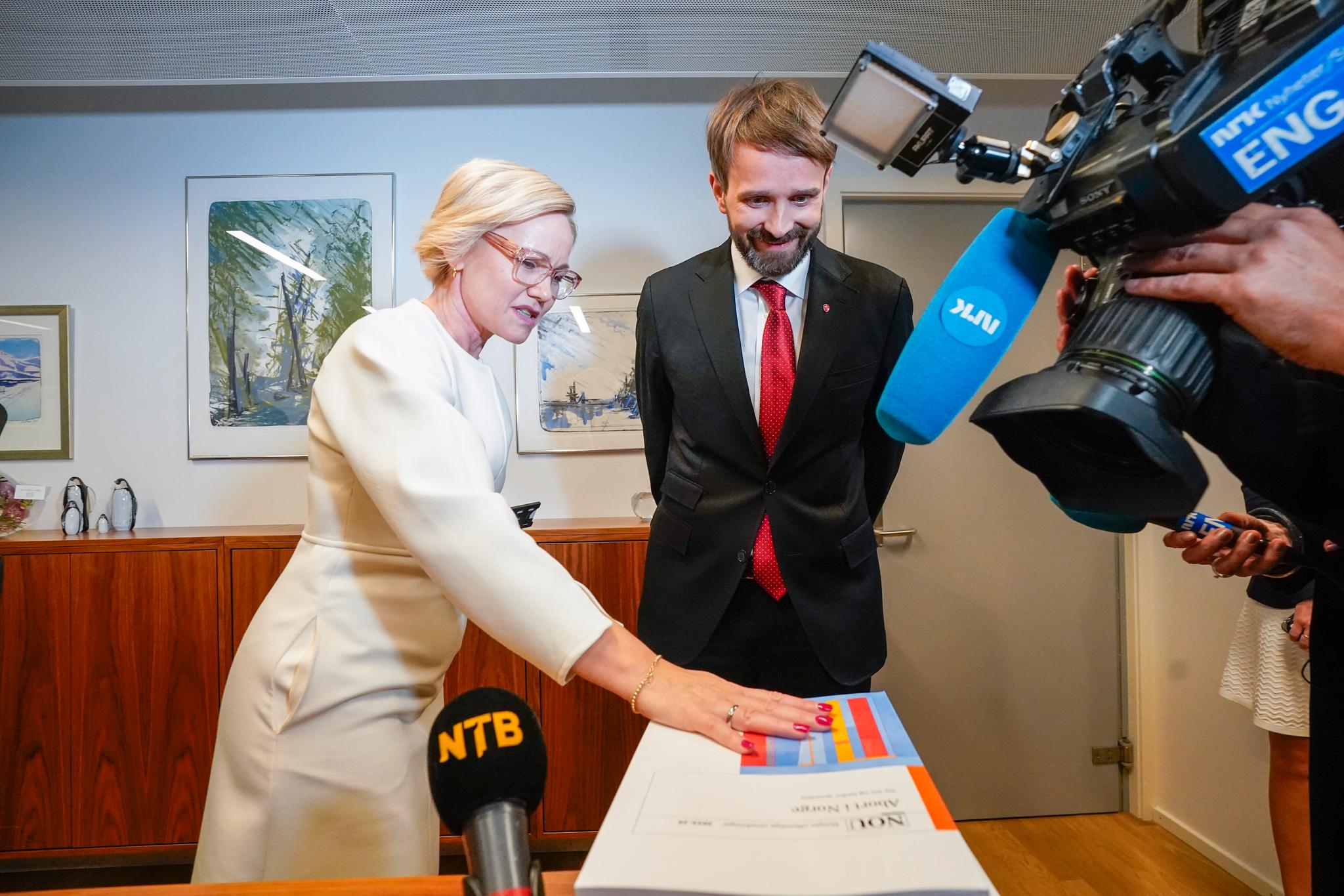 Fredag overrakte Ingvild Kjerkol nøklene til Helse- og omsorgsdepartementet til den nye helseministeren Jan Christian Vestre.