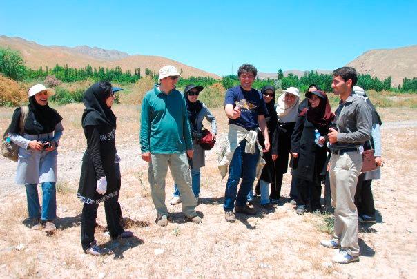 Avbildet er Glenn-Peter Sætre sammen med iranske kolleger på jakt etter «urspurven».