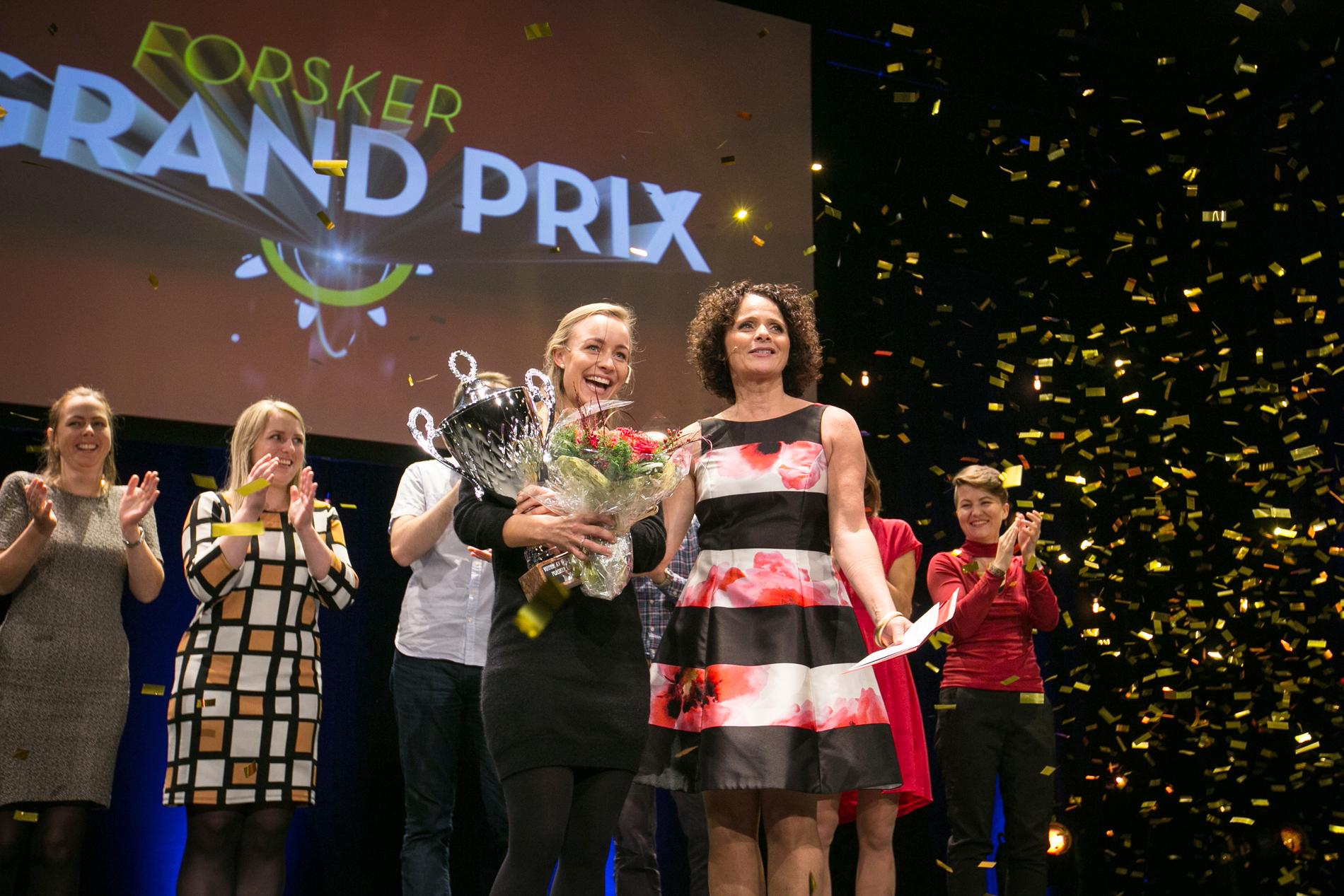 VINNEREN: Sofie Snipstad ble feiret av programleder Nadia Hasnaoui, de syv andre konkurrentene og et entusiastisk publikum i Grieghallen.