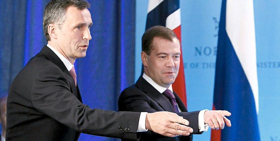 Jens Stoltenberg og Dimistrij Medvedev slapp en overraskende nyhet på dagens pressekonferanse. FOTO: SCANPIX