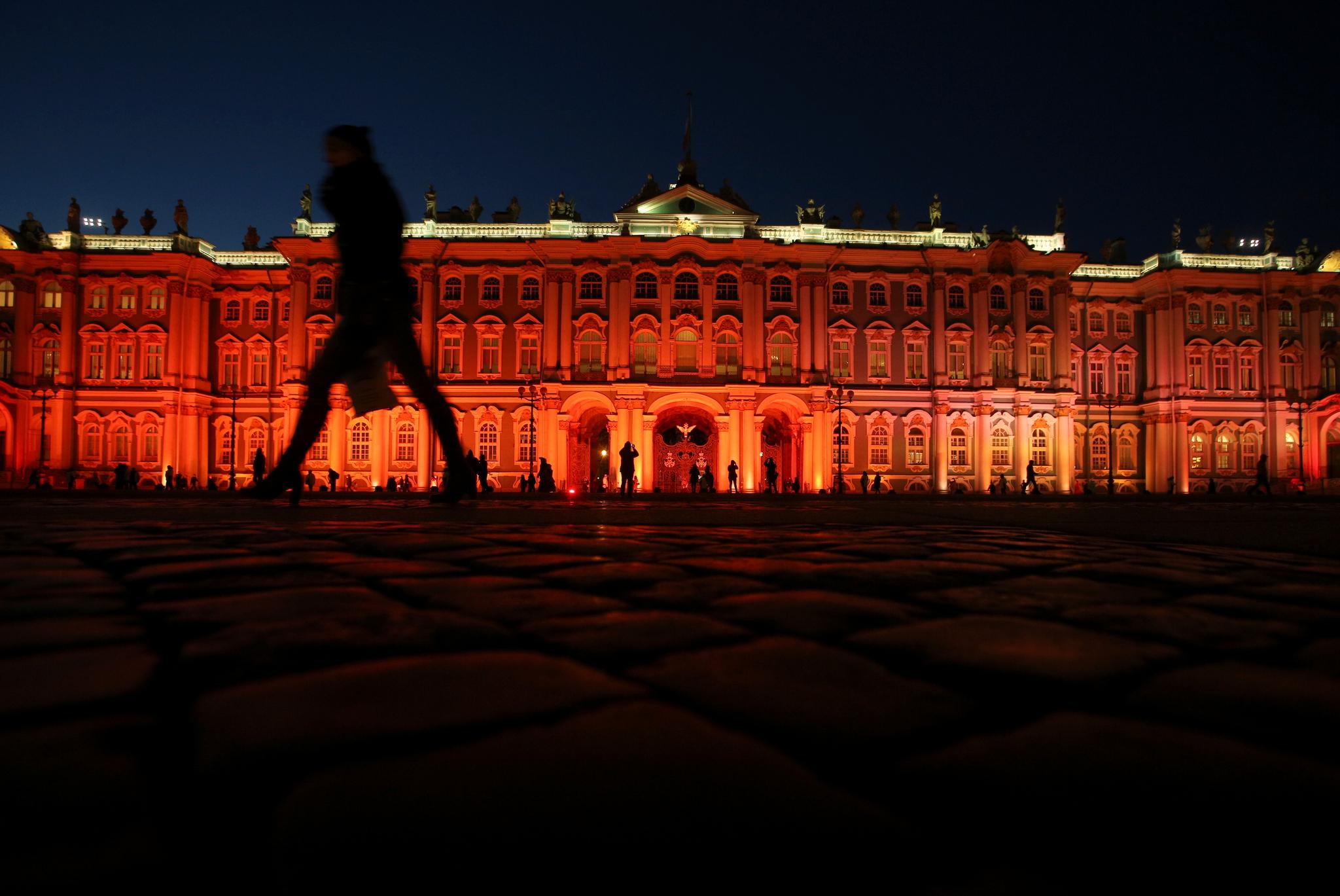 Det gamle vinterpalasset i St. Petersburg er lyst opp i rødt i anledning av at det er 100 år siden den russiske revolusjon brøt ut.