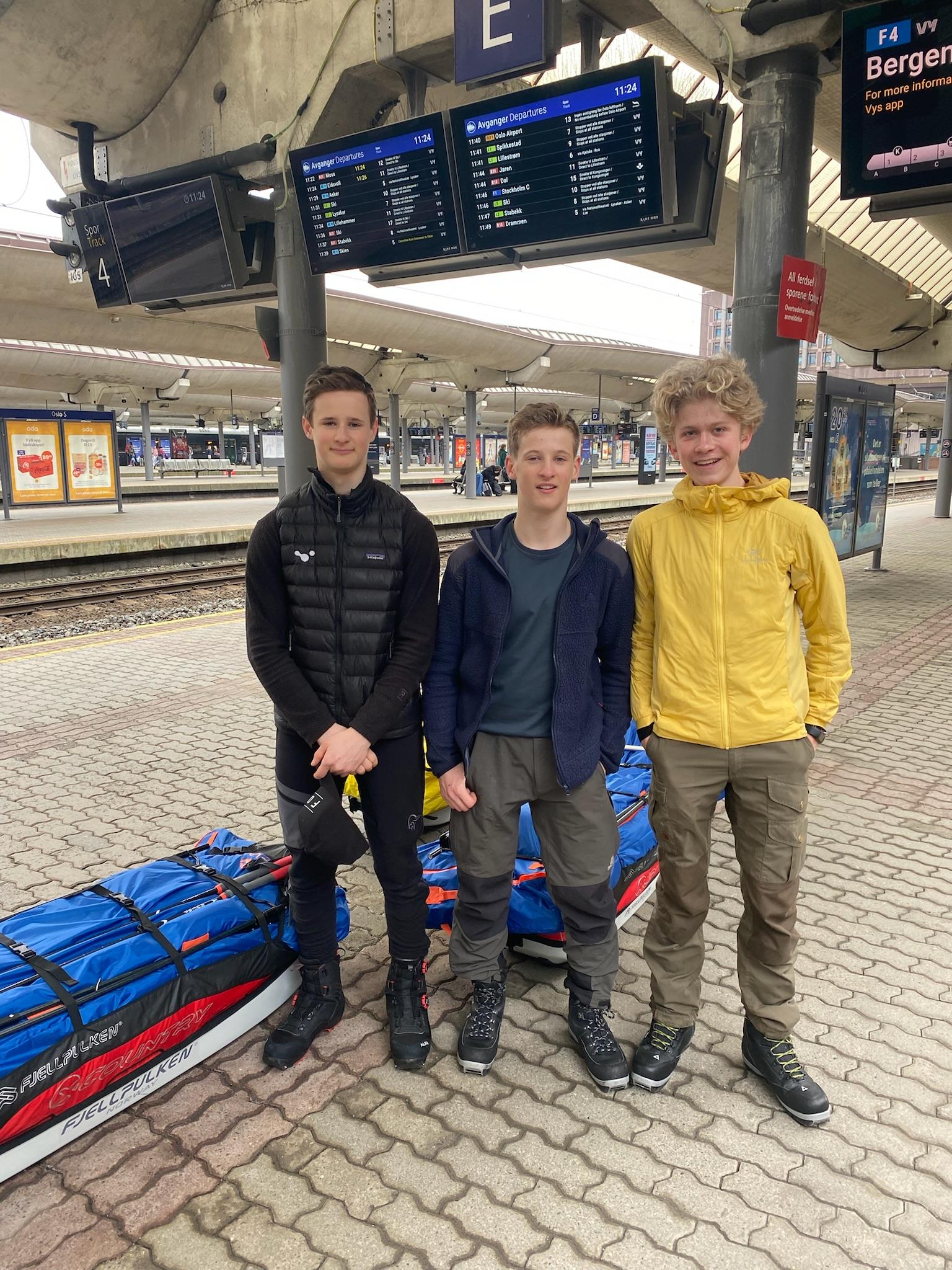 Zack og Mattias Wheatley og Sigve Rognehaug før avgang med toget fra Oslo S til Finse.