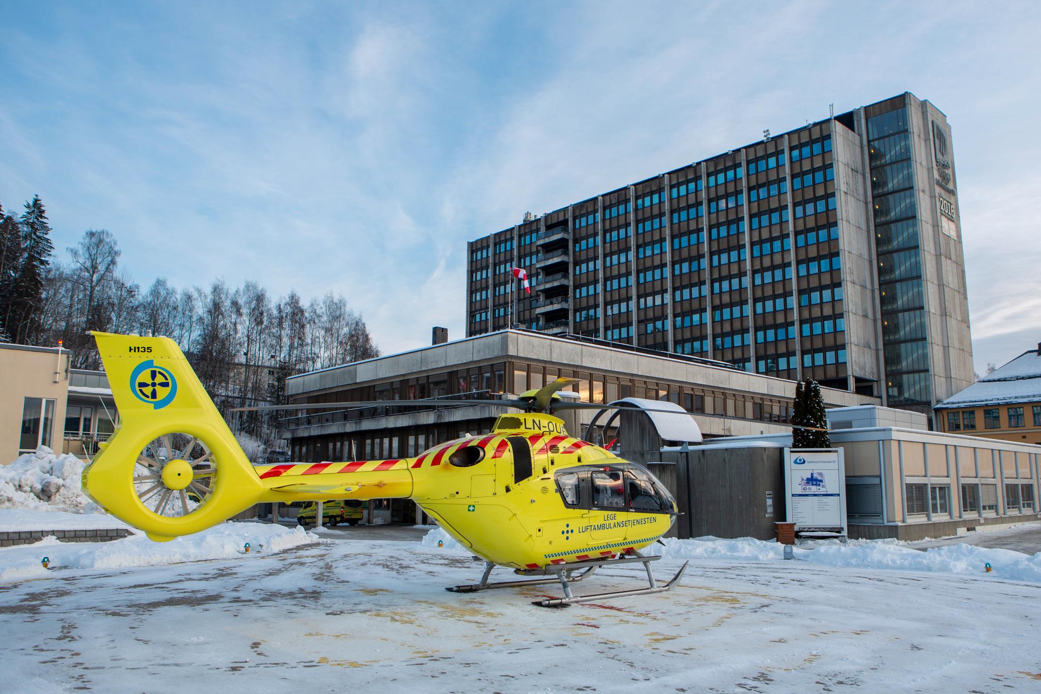 Den skadde tenåringsgutten ble først fløyet hit til Lillehammer sykehus, før han så ble fløyet videre til Ullevål sykehus i Oslo. 
