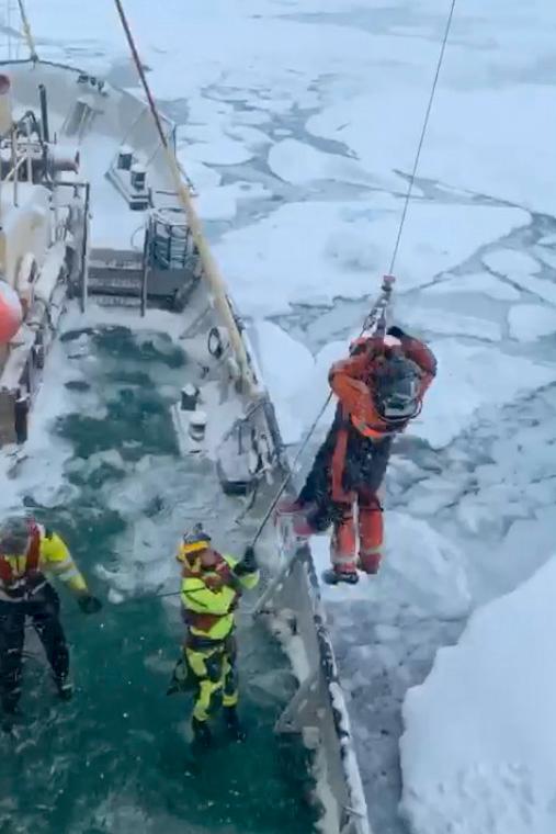 Et redningshelikopter fra Svalbard har evakuert de 16 passasjerene som var om bord.