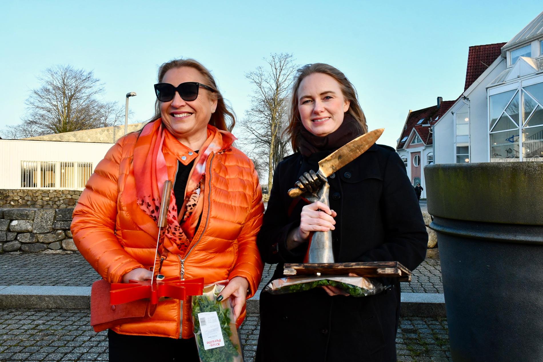 Aina Skoland (t.h) er vinner av den første Bronsekniven. Myriam H. Bjerkli (t.v) som mottar Sølvkniven.