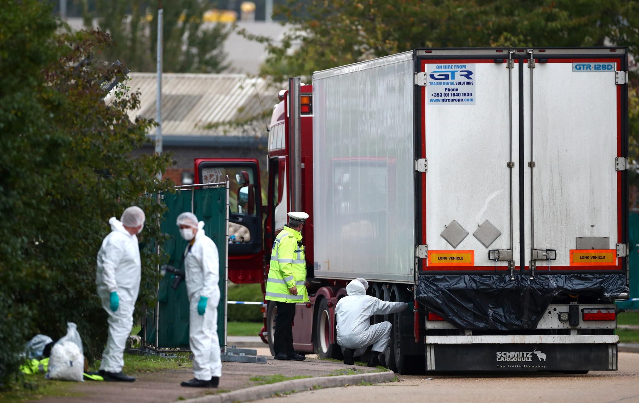 Politiet i Essex i England jobber med å identifisere de 39 døde som ble funnet i en lastebilcontainer.