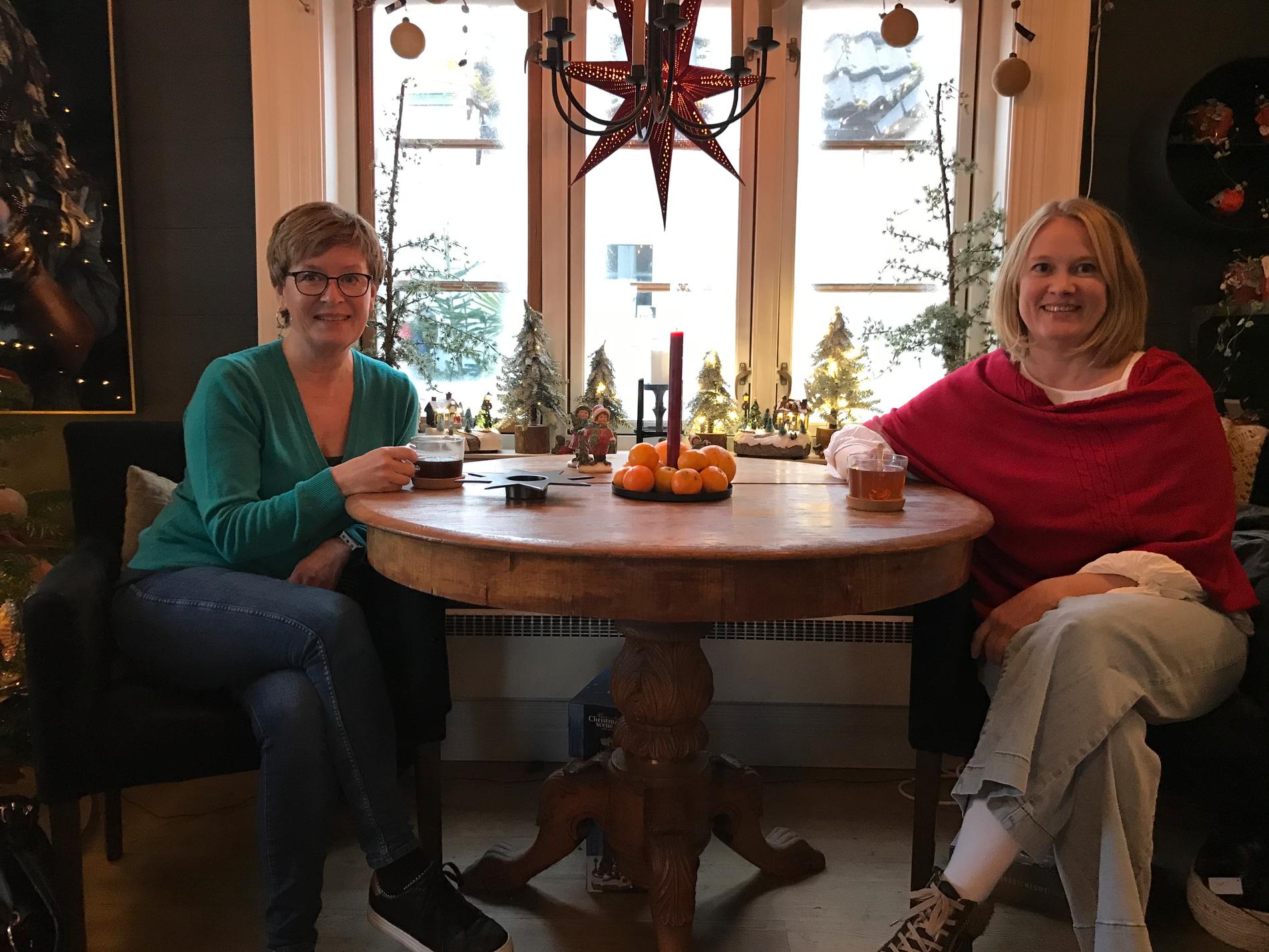 Ragnhild Valand t. v og Brenda Koldstadløkken har starta ein tradisjon med julegåveinnsamling i Finnøy. Foto: Oddbjørg M. Måland