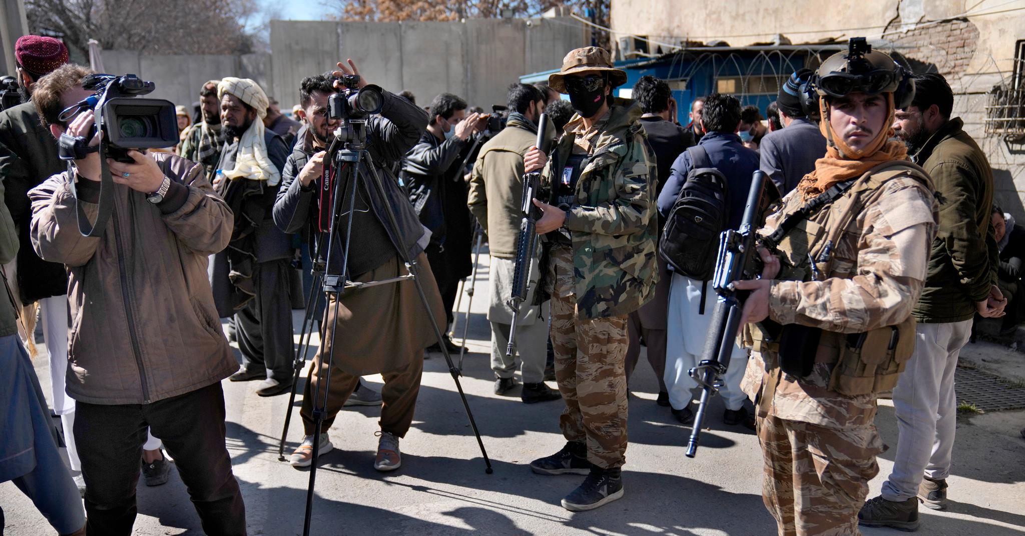 Afghansk presse på jobb under en demonstrasjon mot USA i Kabul i februar i fjor. Siden Taliban tok tilbake makten i landet, har en rekke journalister blitt arrestert eller utsatt for vold.