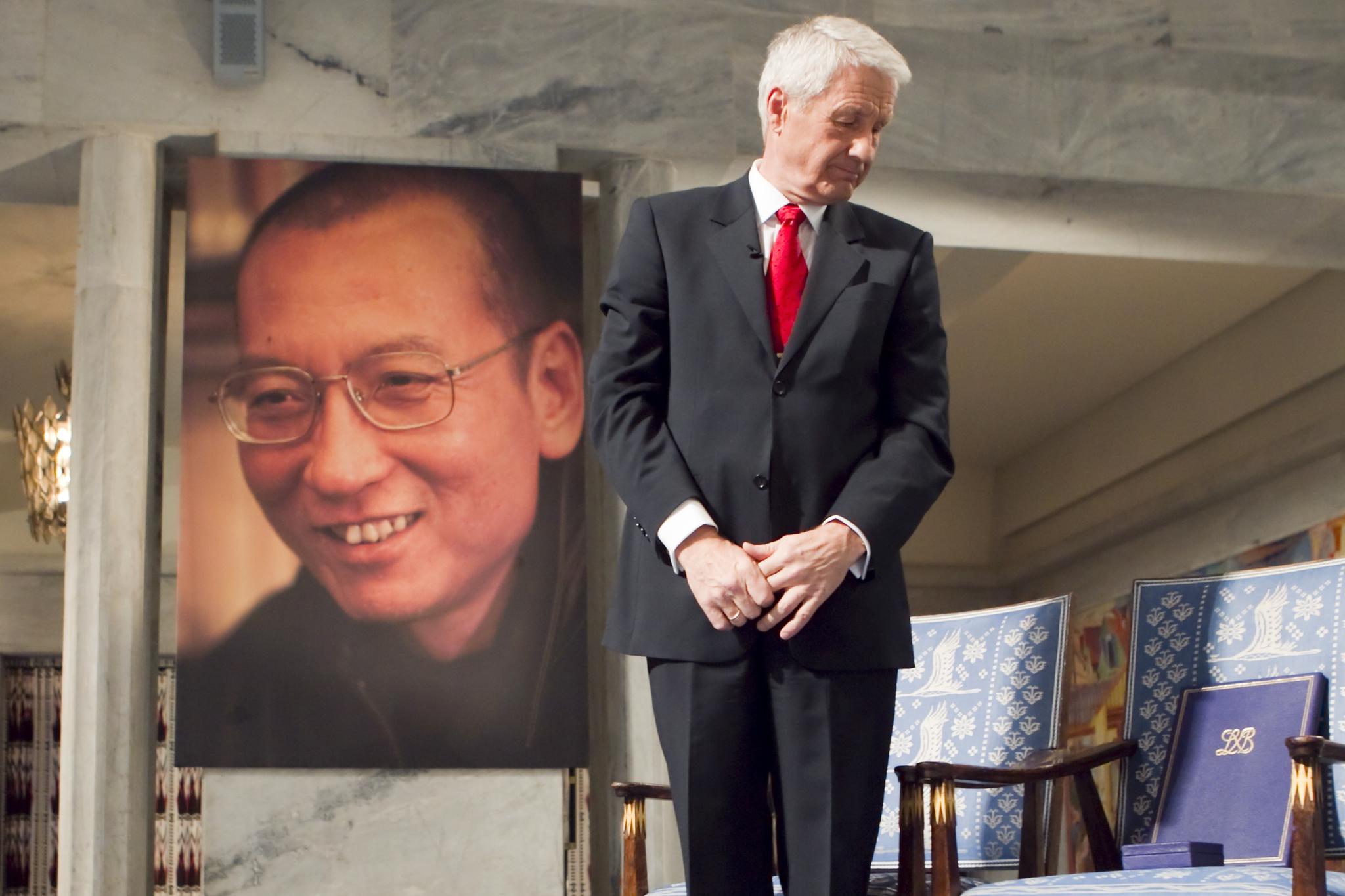 Daværende leder av Nobelkomiteen, Thorbjørn Jagland, måtte se på en tom stol under fredsprisseremonien i Oslo rådhus i 2010. Liu Xiaobo fikk aldri mottatt fredsprisen før han døde i kinesiske myndigheters varetekt, 61 år gammel. 