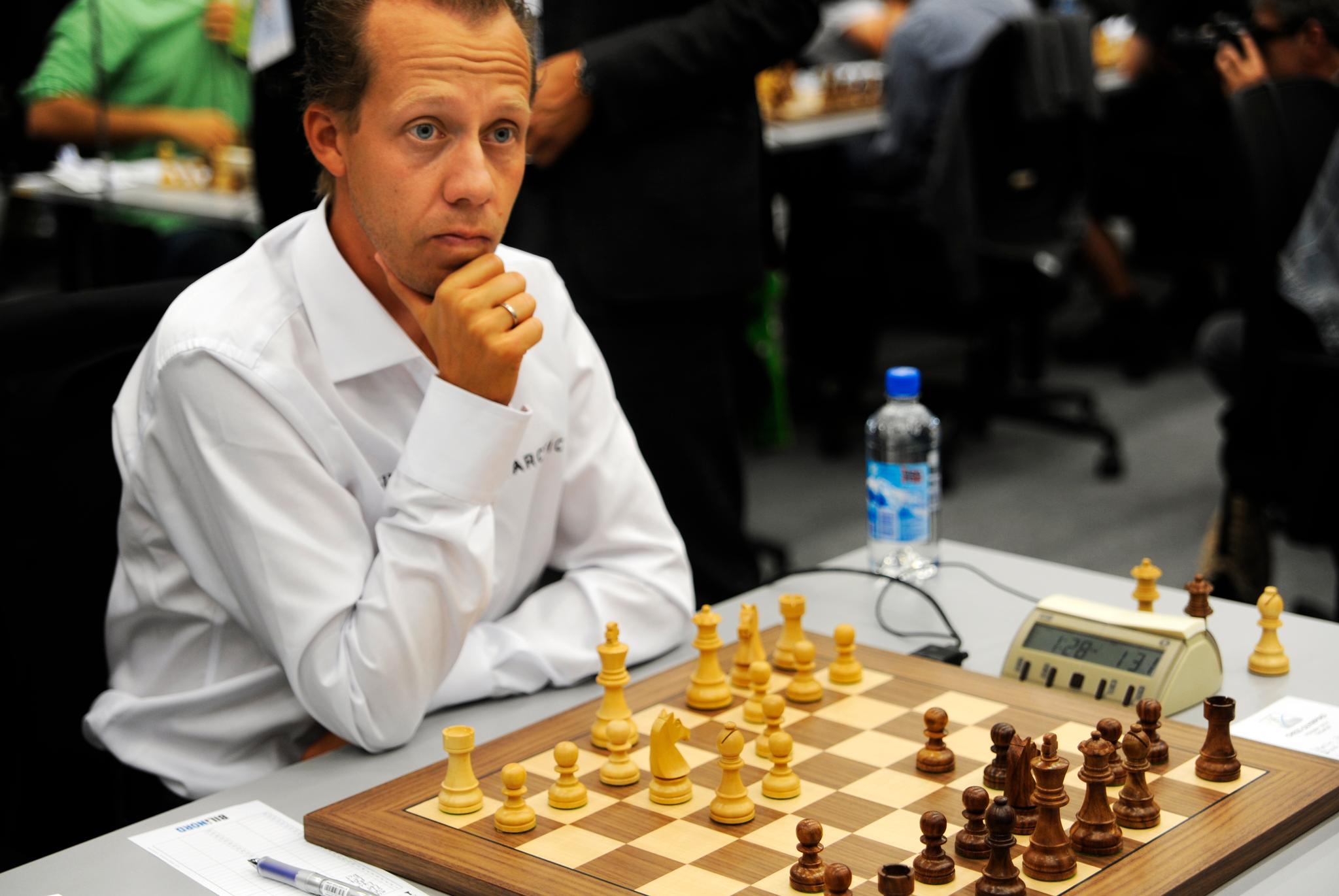 Kjetil A. Lie var blant Magnus Carlsens lagkamerater på Norges førstelag under sjakk-OL i Tromsø. Han forteller at han ikke kan huske at Carlsen har gjort en lignende feil. Her avbildes Lie før OL-partiet mot finske Daniel Ebeling.