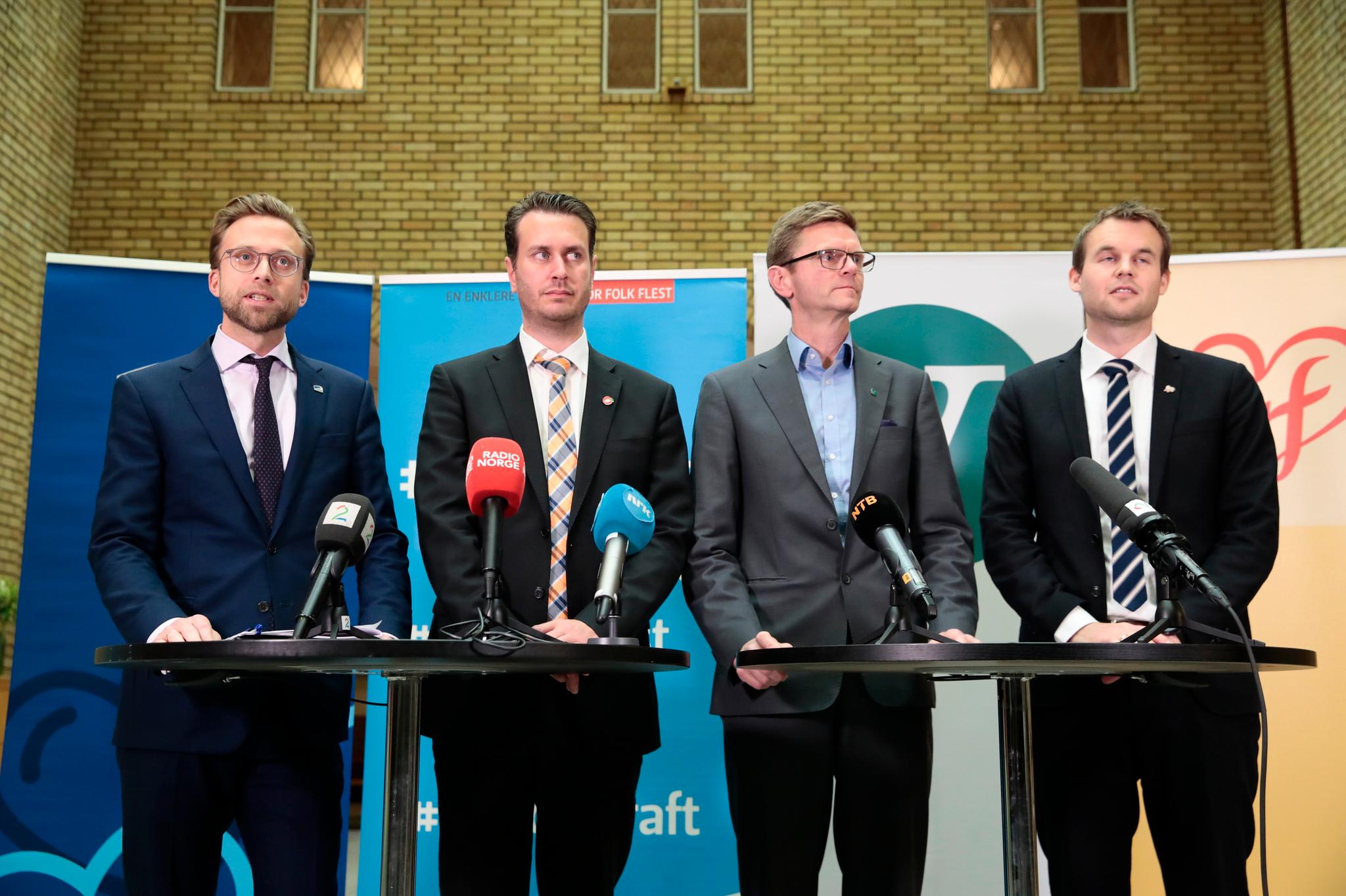 De finanspolitiske talsmennene Nicolai Astrup (H), Helge André Njåstad (Frp), Terje Breivik (V) og Kjell Ingolf Ropstad (KrF) etter budsjettforhandlingene.   