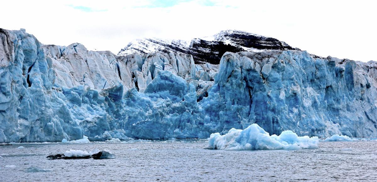 KOLOSSER: Disse isbremassene utenfor Ny-Ålesund rager 40–50 meter over havflaten, men karakteriseres som relativt beskjedne på arktisk målestokk.