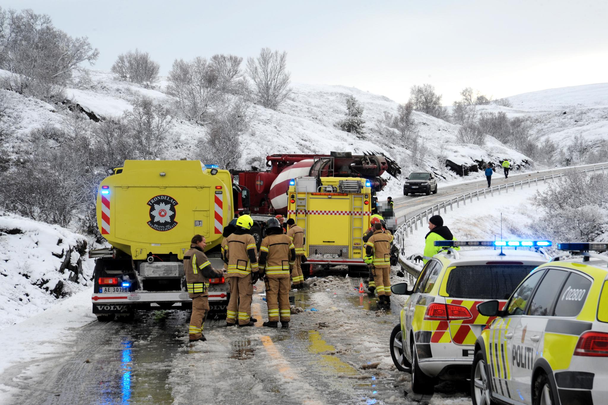 Tre menn fra Polen mistet livet i en trafikkulykke på E6 ved Kongsvoll i Oppdal i Trøndelag fredag 25. oktober. Ulykken skjedde da en betongbil og en personbil kolliderte. 