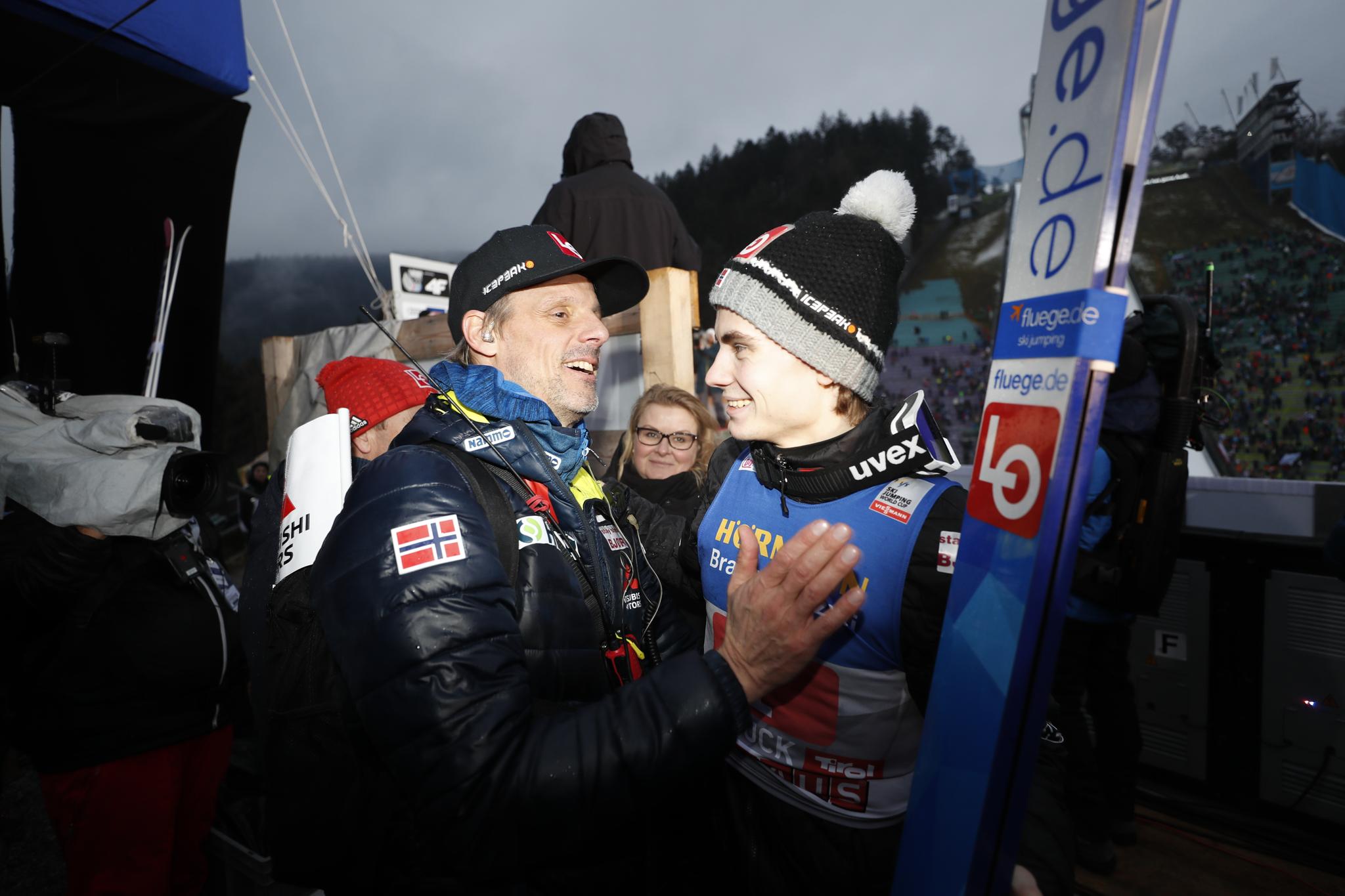 Landslagssjef Alexander Stöckl gratulerer Marius Lindvik etter nok en seier.