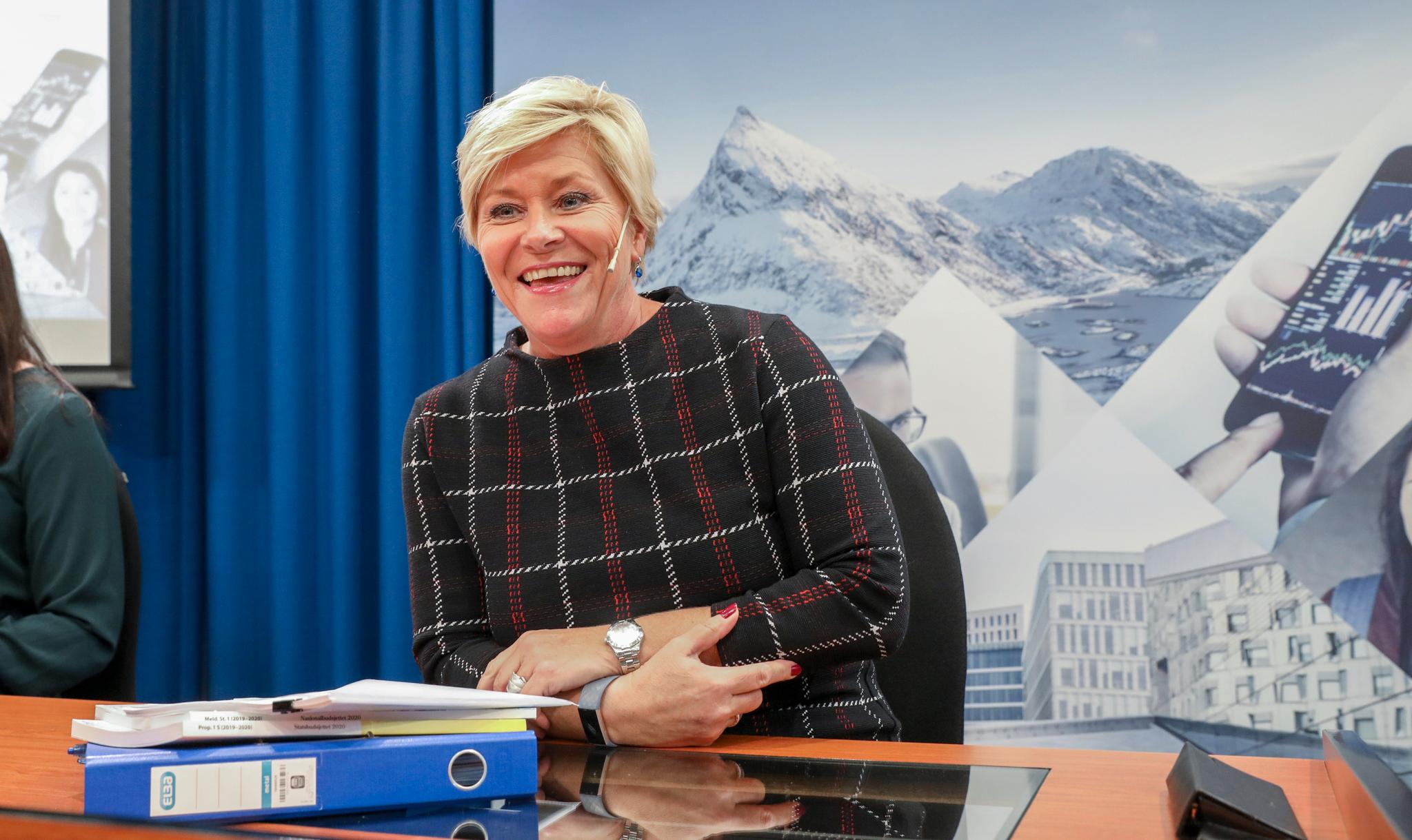 Finansminister Siv Jensen (Frp) var fornøyd med eget budsjett og norsk økonomi da hun møtet pressen mandag.