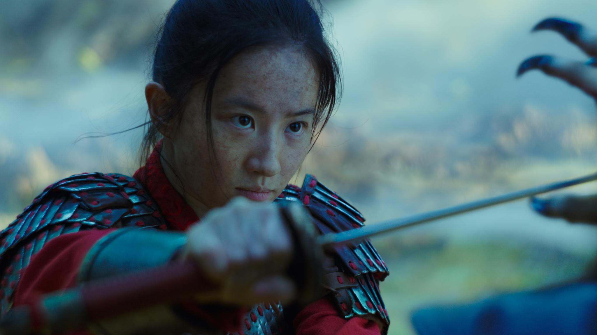 Yifei Liu, som spiller Mulan i filmen, har også fått kritikk etter at hun uttrykte støtte til Hongkong-politiet.