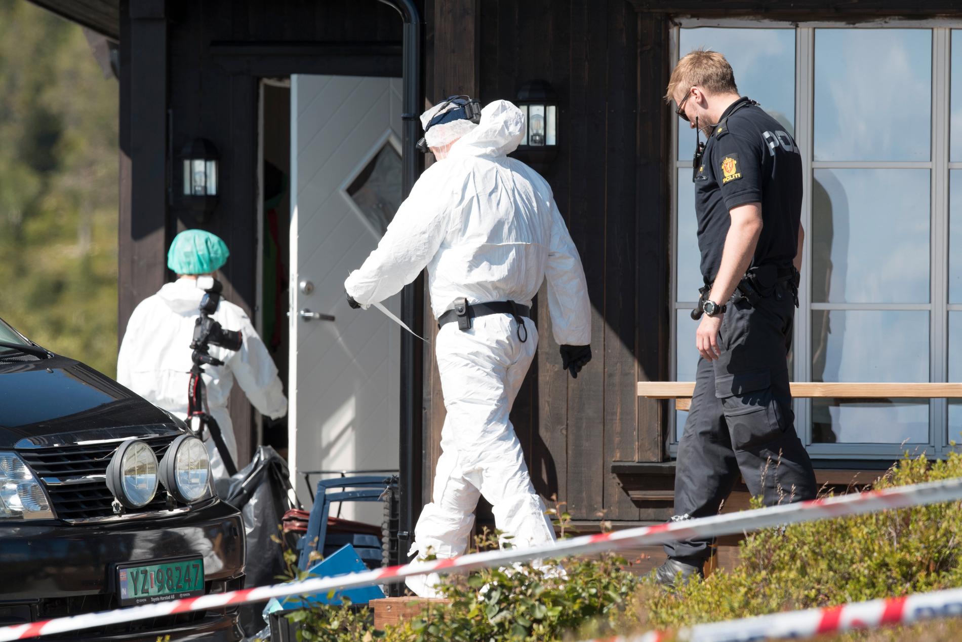Politiet arbeider på åstedet, en hytte på Sørbølfjellet i Flå kommune. 