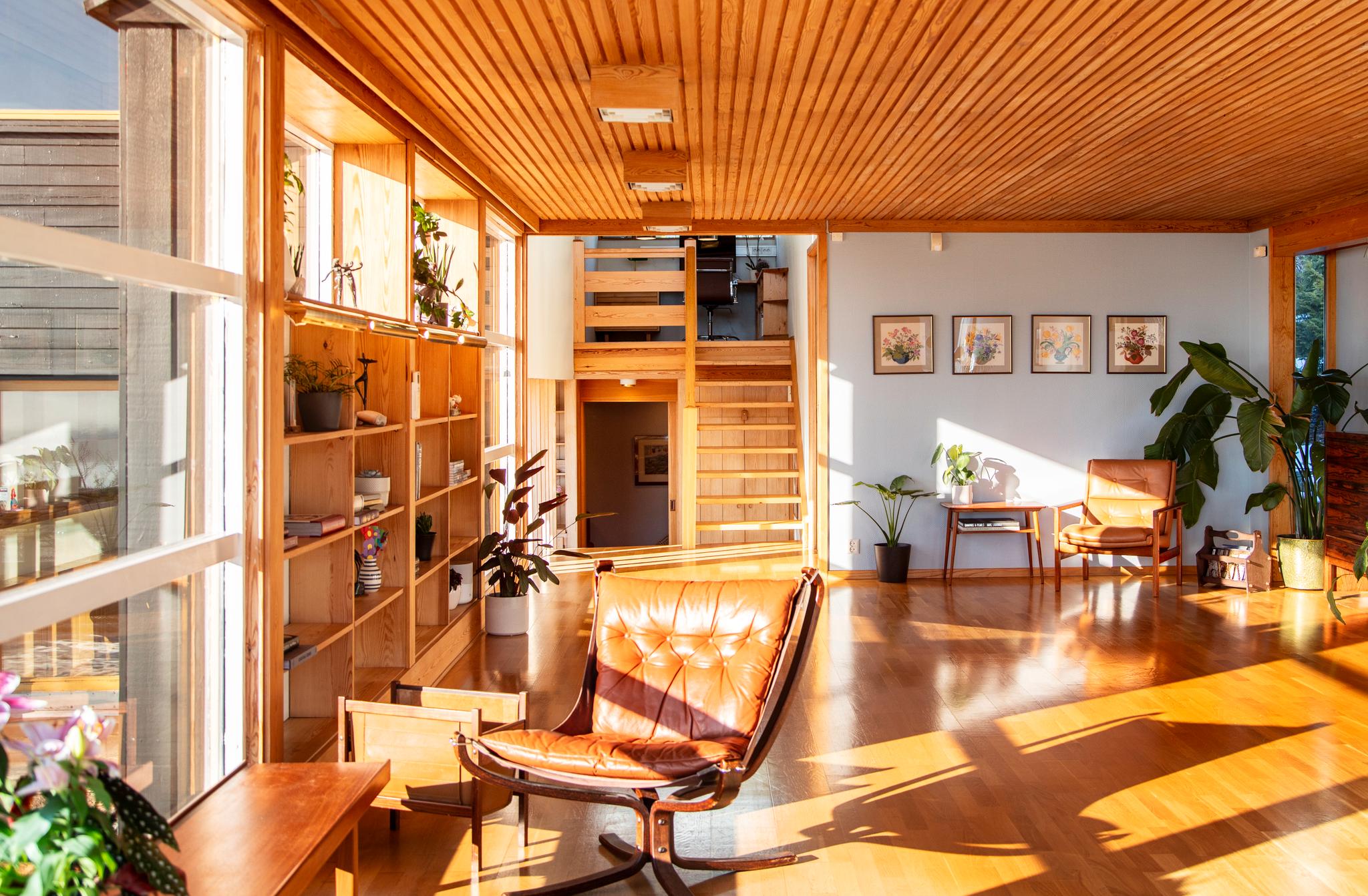 Huset følger terrenget og består derfor av tre halvetasjer. Øverst er det lagt inn ekstra vinduer for å utnytte utsikten.